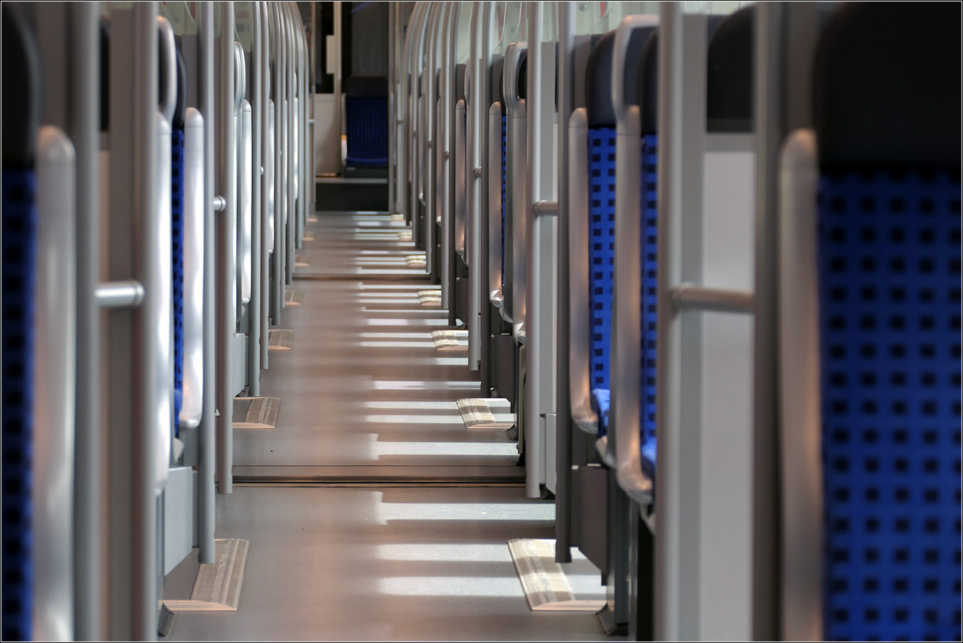 Aus der Perspektive eines kleinen Kindes - 

... der Innenraum eines S-Bahnzuges der Baureihe 430 in Stuttgart.

26.07.2024 (M)