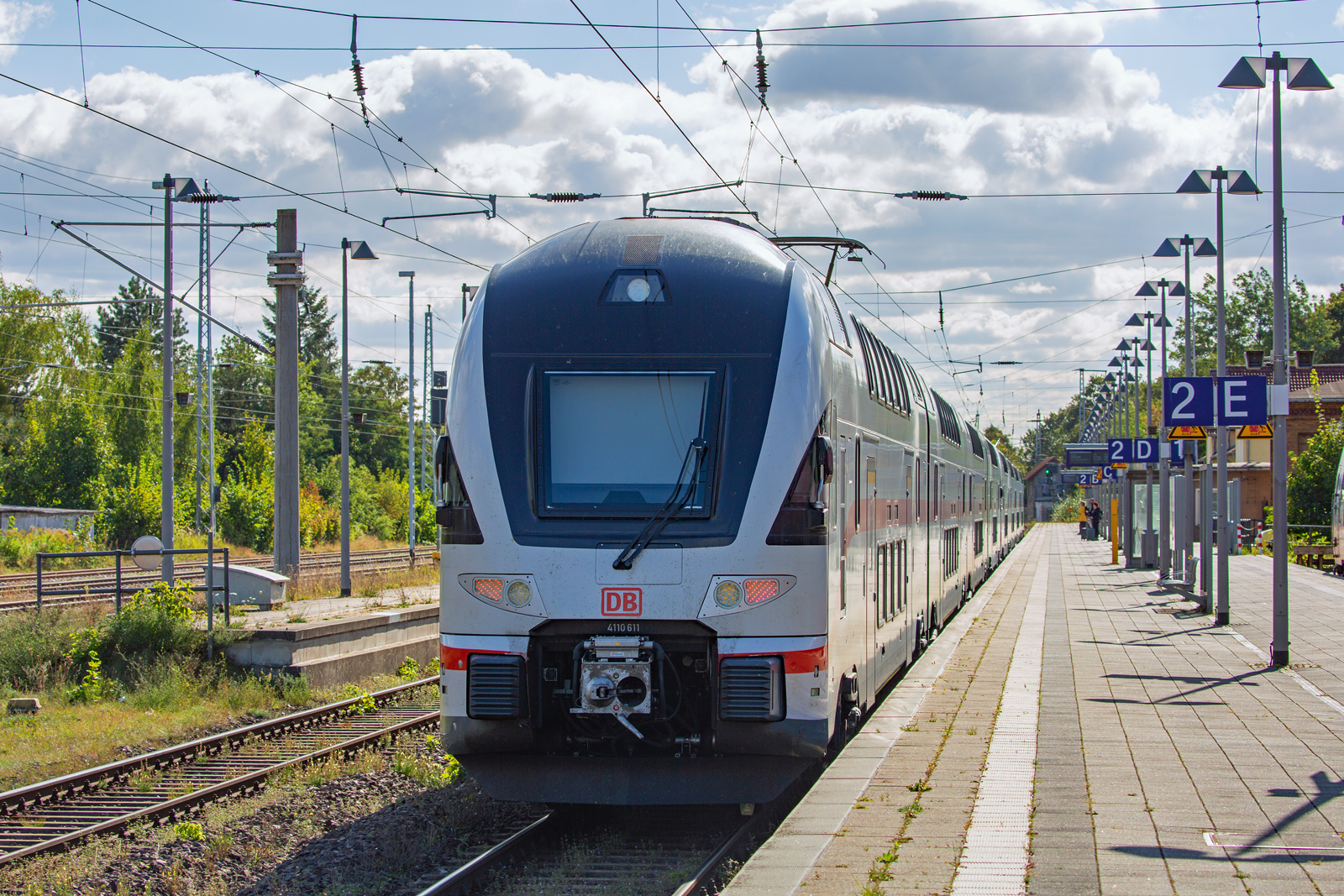 Ausfahrt frei auf dem Hbf Neustrelitz für die IC Dosto Baureihe 4110 in Richtung Berlin. - 14.09.2024