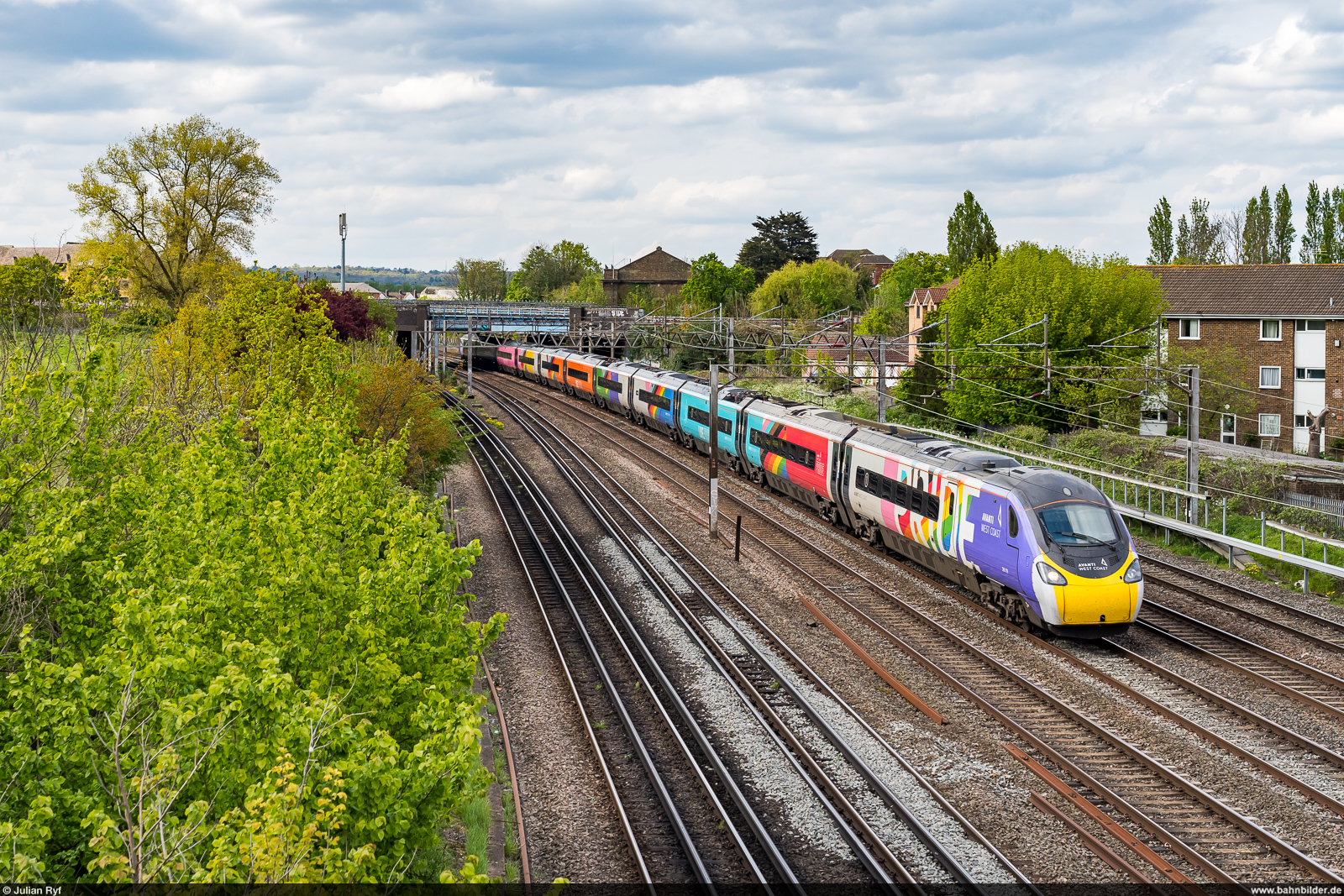 Avanti West Coast 390 119  Pride Train  / London Northwick Park, 26. April 2024