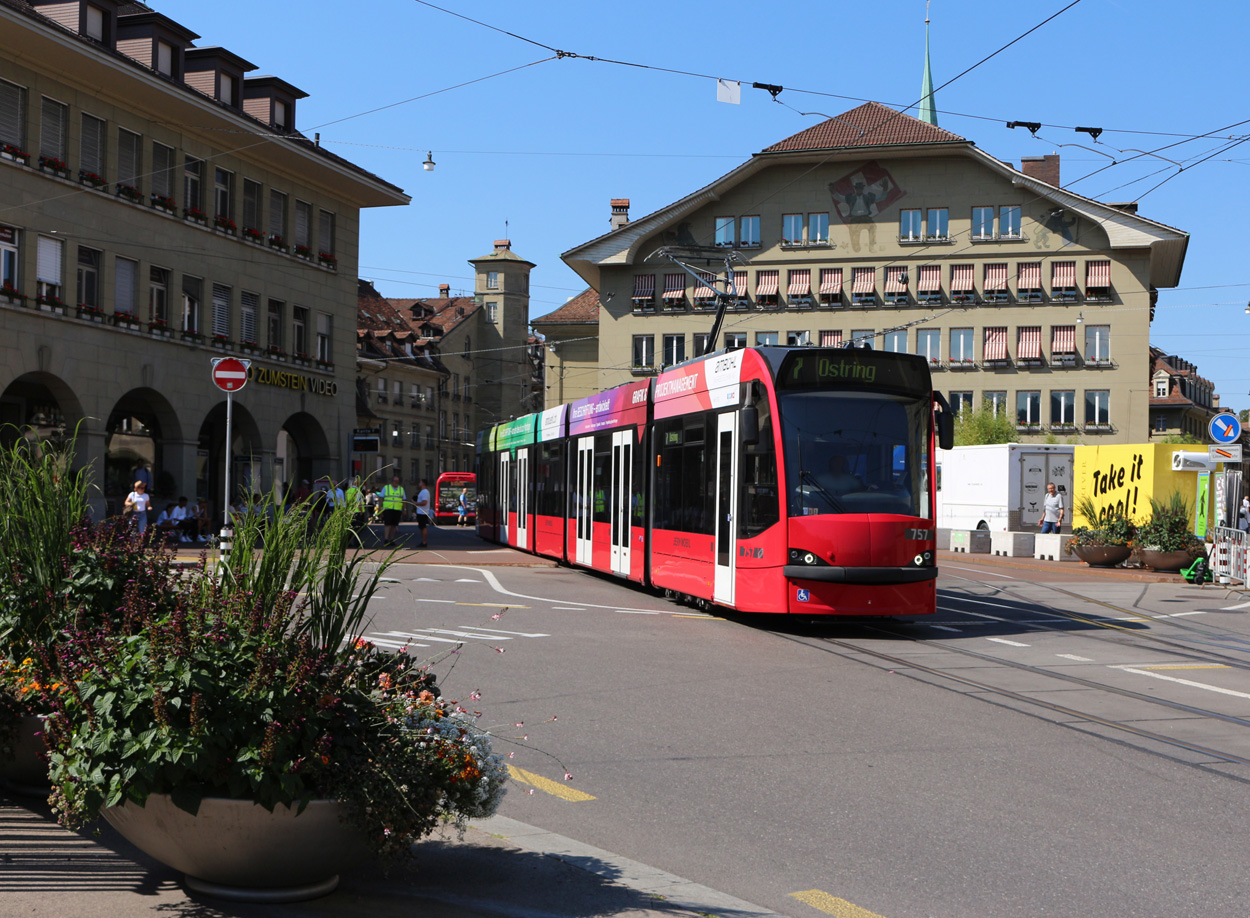 Be 4/6 757 in Bern, Zytglogge am 11.08.2022.