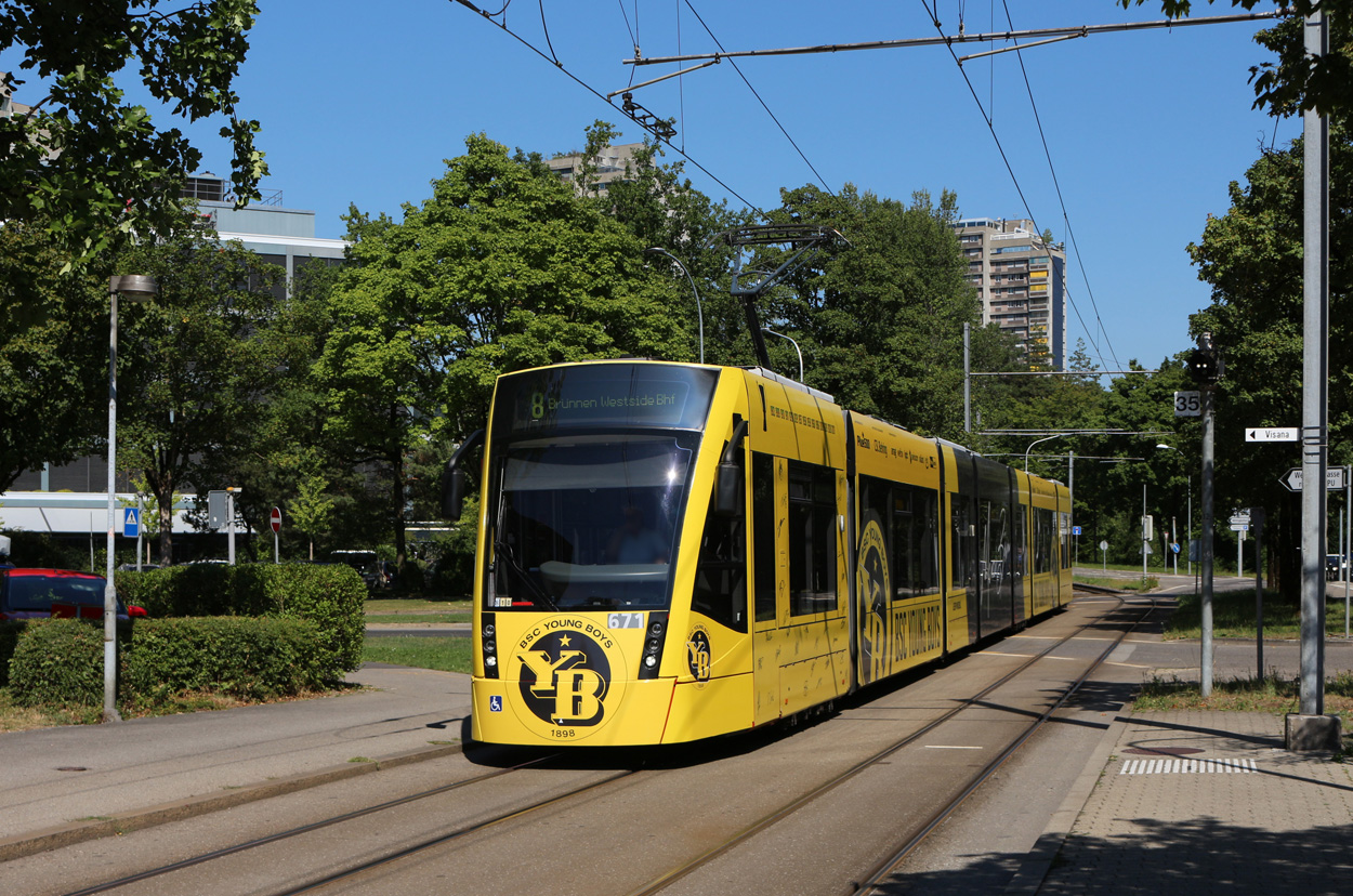 Be 6/8 671 als YB-Tram in Bern, Egghölzli am 11.08.2022.