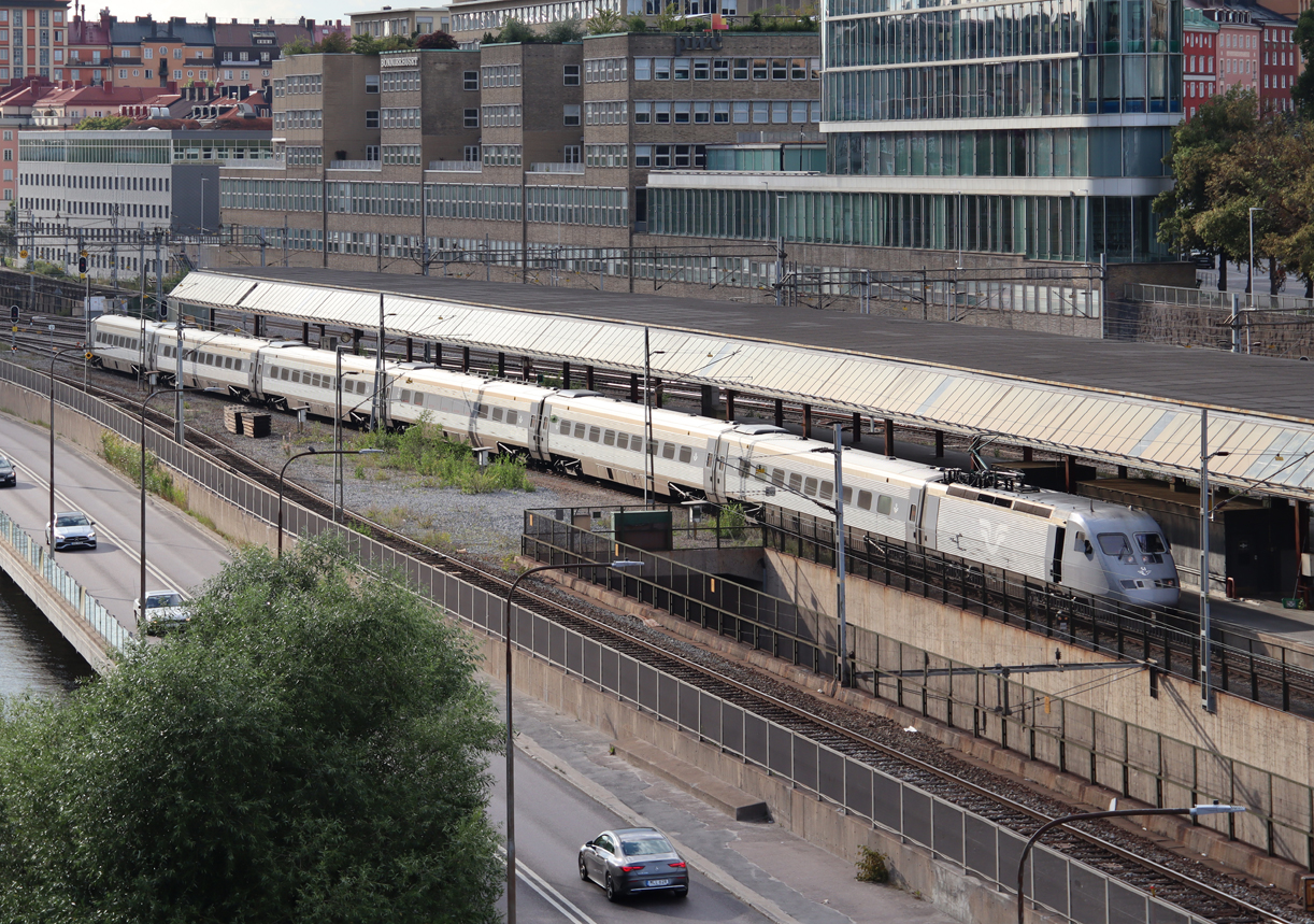 Bei diesem X2000 wird in einem 'Nebenbahnhof' des Bahnhofs Stockholm C. wohl eine Innenreinigung durchgeführt, fotografiert von einer Strassenbrücke. Stockholm, 5.8.2024