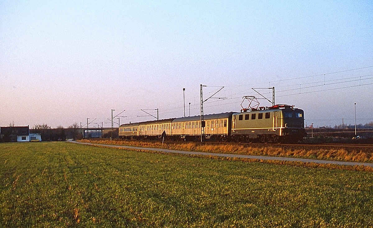 Bei Meerbusch-Osterath ist eine 141 mit einem Nahverkehrszug unterwegs (um 1979)