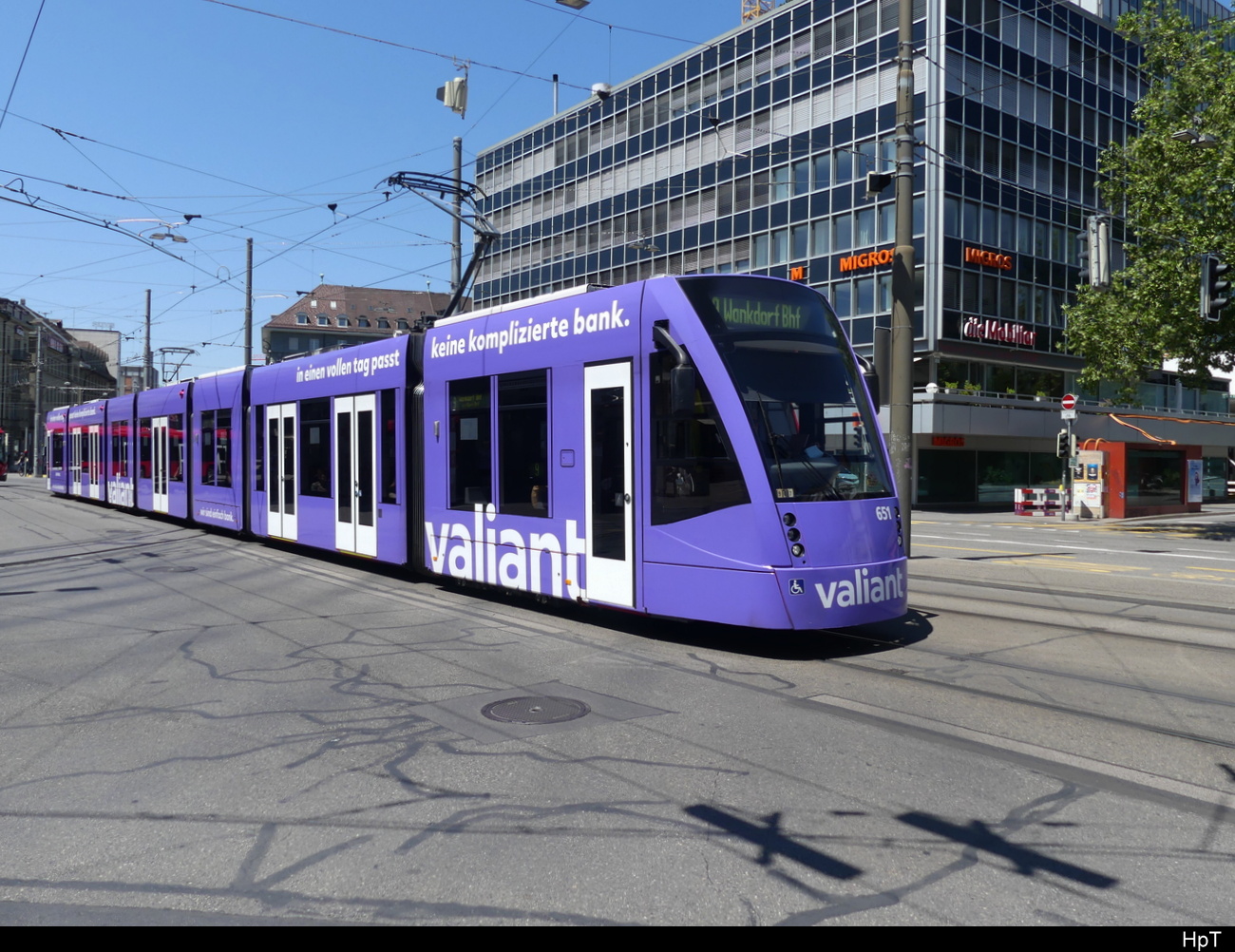 Bern Mobil - Be 6/8 651 mit Werbung unterwegs auf der Linie 9 in der Stadt Bern am 25.06.2023