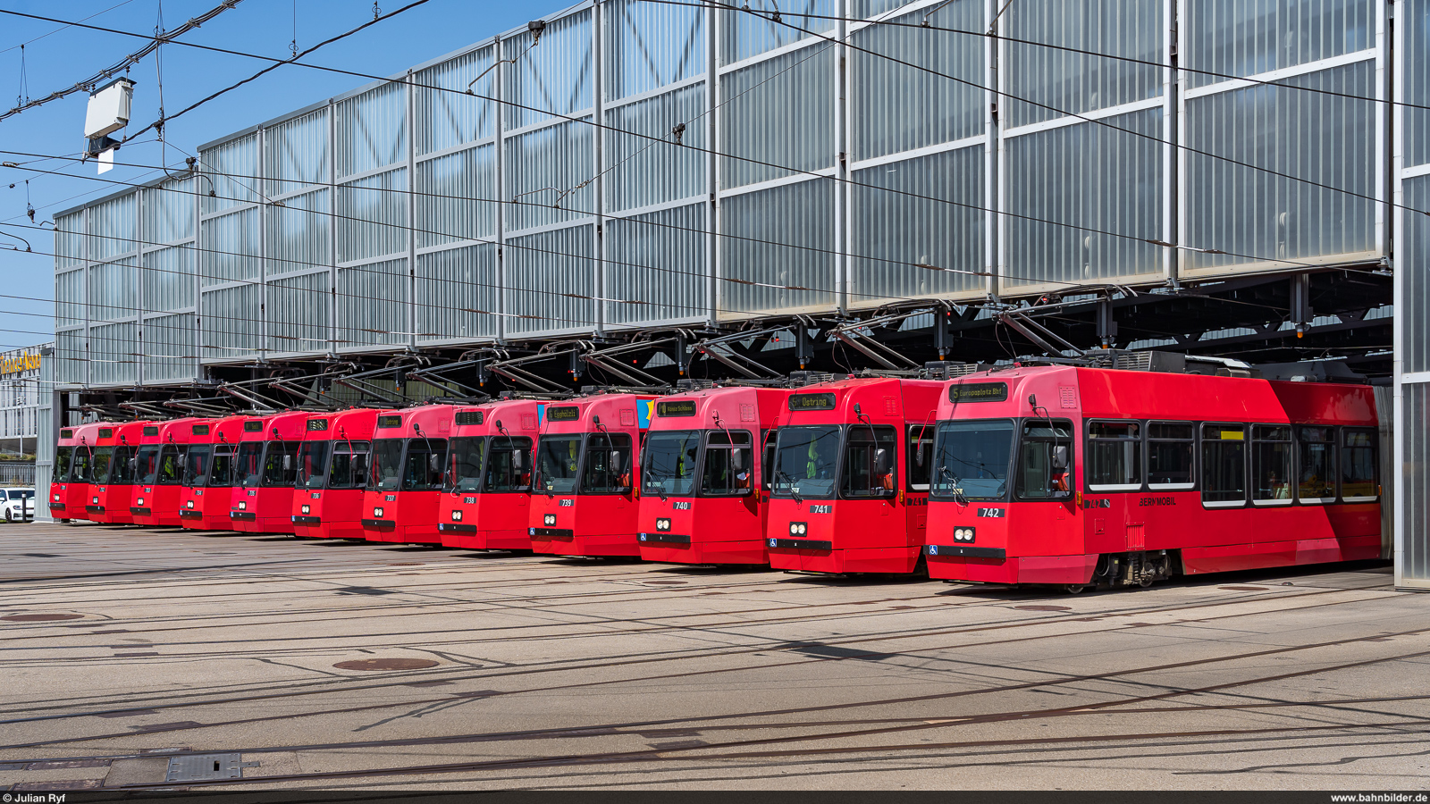 BERNMOBIL Be 4/8 731-742 / Depot Bolligenstrasse Bern, 24. August 2024<br>
Abschiedsanlass mit Aufstellung aller Berner Vevey-Trams vor dem Depot Bolligenstrasse. Ab Ende September werden 11 der Fahrzeuge nach Lviv abgegeben.