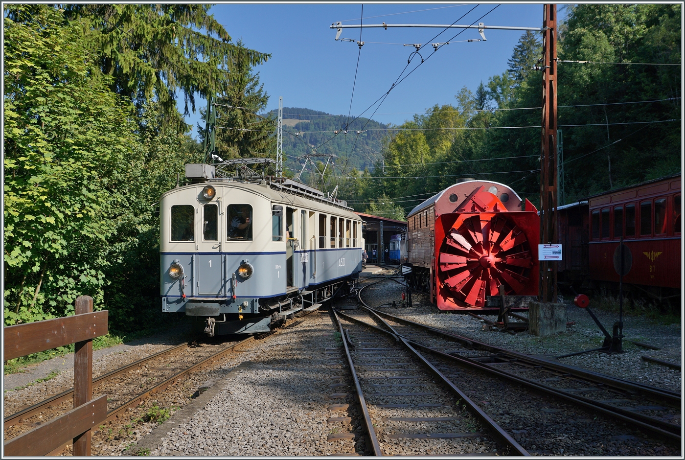 Bild 4 führt in die Vergangenheit, welche bei der Blonay-Chamby Bahn in Erinnerung gehalten wird: Der ASD BCFe 4/4 N° 1  TransOrmonan  verlässt Chaulin mit einen Zug im Rahmen des  Le Chablais en fête -Festivals, welches bei der BC anlässlich der Eröffnung des ersten Teilstückes der Bex - Villars Bahn vor 125 Jahren, sowie die vor 80 Jahren erfolgte Fusion einiger Strecken im Chablais gefeiert wurde.

9 September 2023