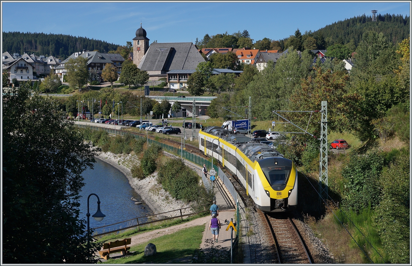 Bild 5 führt an einen kleinen Ort an einem idyllischen See, wo Züge in den BW Landesfarben das Betriebsgeschehen bestimmen: der DB 1440 861 hat gerade den Bahnhof Schluchsee verlassen und fährt nun am gleichnamigen See entlang seinem Ziel Seebrugg entgegen. 

25. September 2023