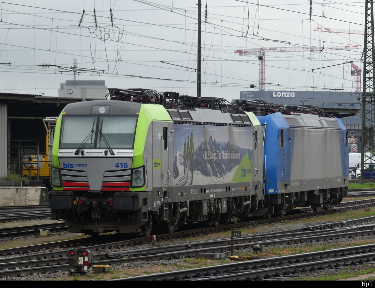 BLS -  Lok 475 4016 + ??? abgestellt im Bahnhofsareal des Bhf. Basel Bad. am 29.09.2022