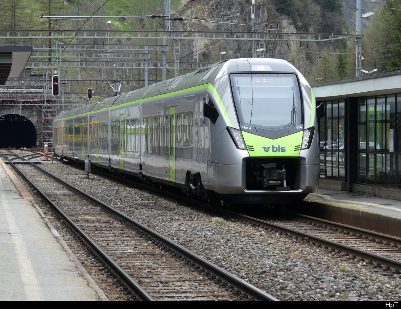 BLS - MIKA - RABe 528 128 im Bhf. Goppenstein am 30.04.2023