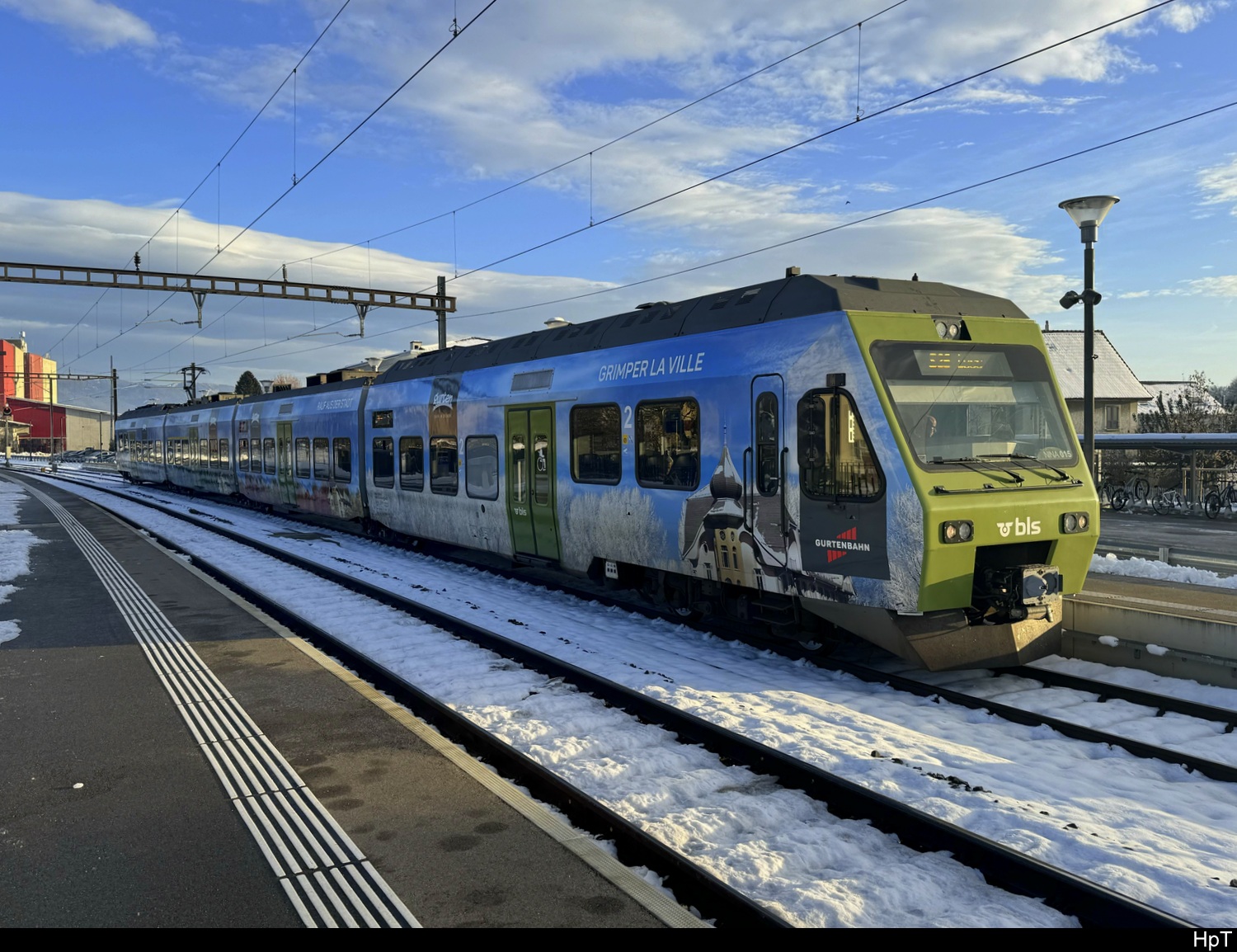 BLS - RABe 525 015 im Bhf. Busswil am 2024.11.25