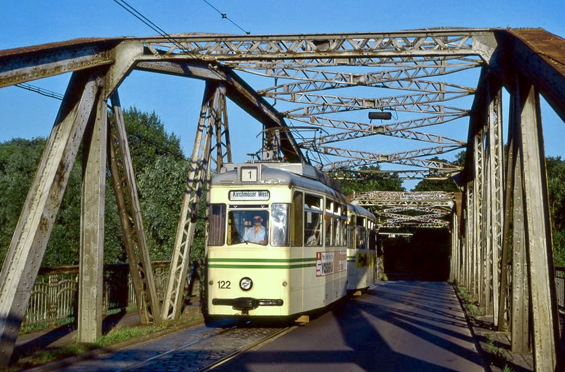 Brandenburg 122 + 276, 11.07.1994, Plaue. Der Streckenabschnitt Anton-Saefkow-Allee - Plaue - Kirchmöser-West wurde im September 2002 eingestellt.