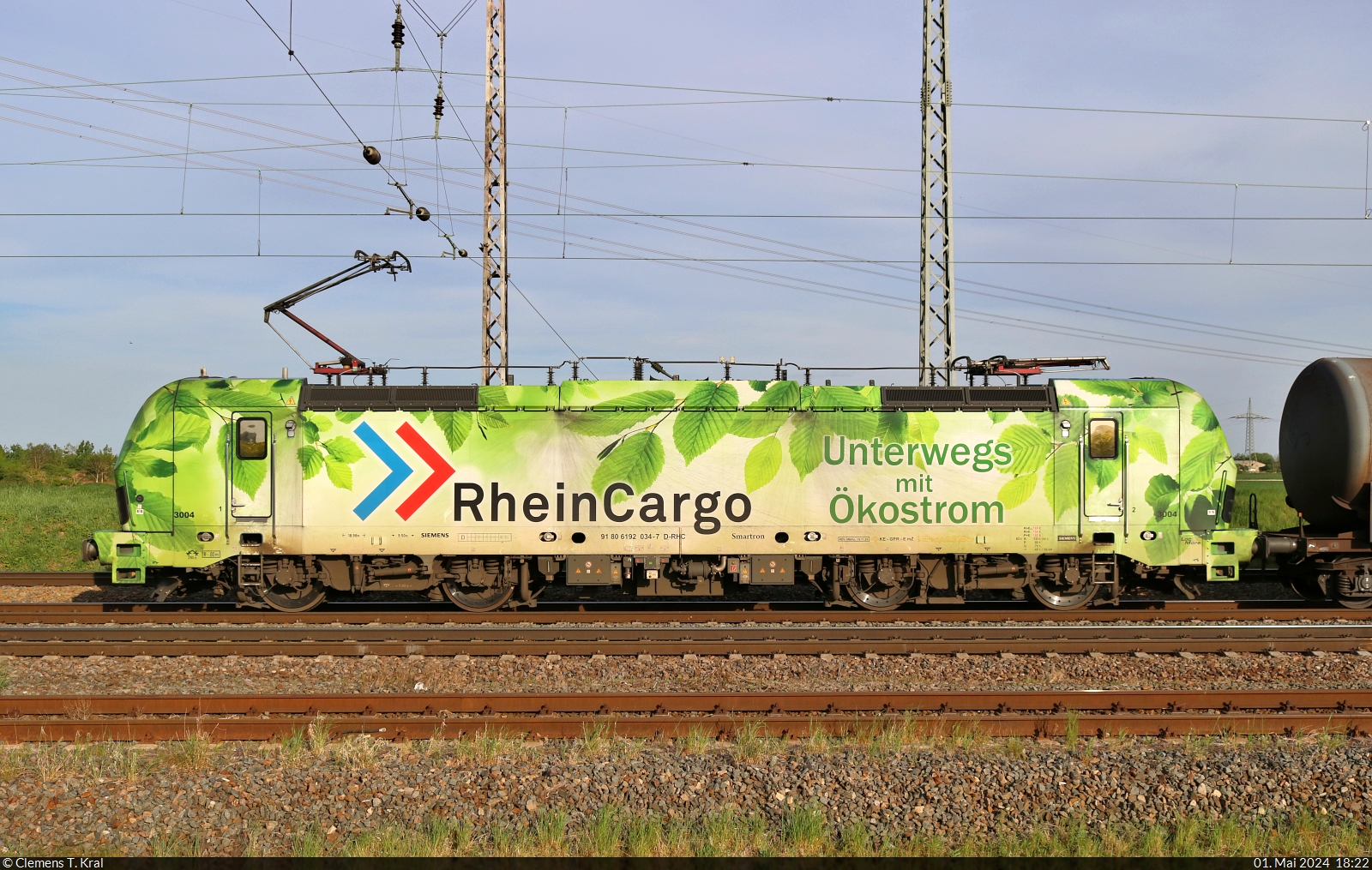 Breitseite auf 192 034-7  Unterwegs mit Ökostrom  (Siemens Smartron), die mit ihren Kesselwagen schon längere Zeit auf Einfahrt in den Zielbahnhof Großkorbetha wartet.

🧰 RheinCargo GmbH & Co. KG
🕓 1.5.2024 | 18:22 Uhr