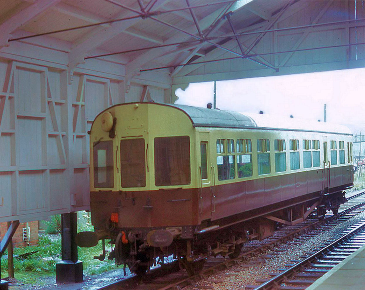 Britische Personenwagen: Steuerwagen für Dampfzüge W233 aus dem Jahr 1951 in Kingswear (Dartmouth Steam Railway). In ihrem Führerstand hatten diese Wagen Bremsbedienung, Pfeife, Gong und den Regler, der mit der Dampflok am anderen Ende verbunden war. 15.Juli 1974 