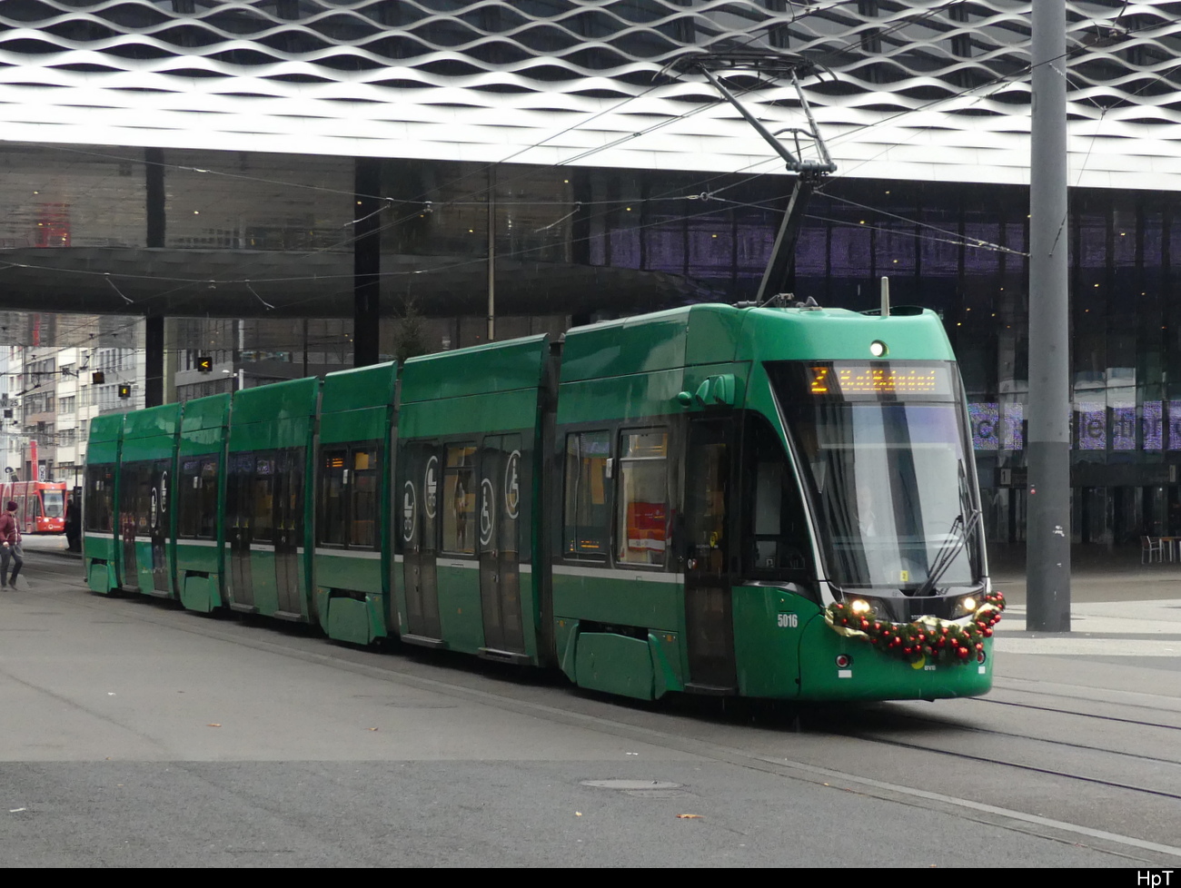 BVB - Be 6/8 5016 unterwegs in der Stadt Basel am 04.12.2022