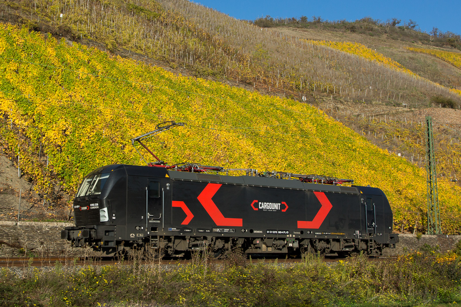 Cargounit 5370 069-4 alias 193 238  Cameron  mit einem Helrom am Boppard Hamm am 4.11.2024.