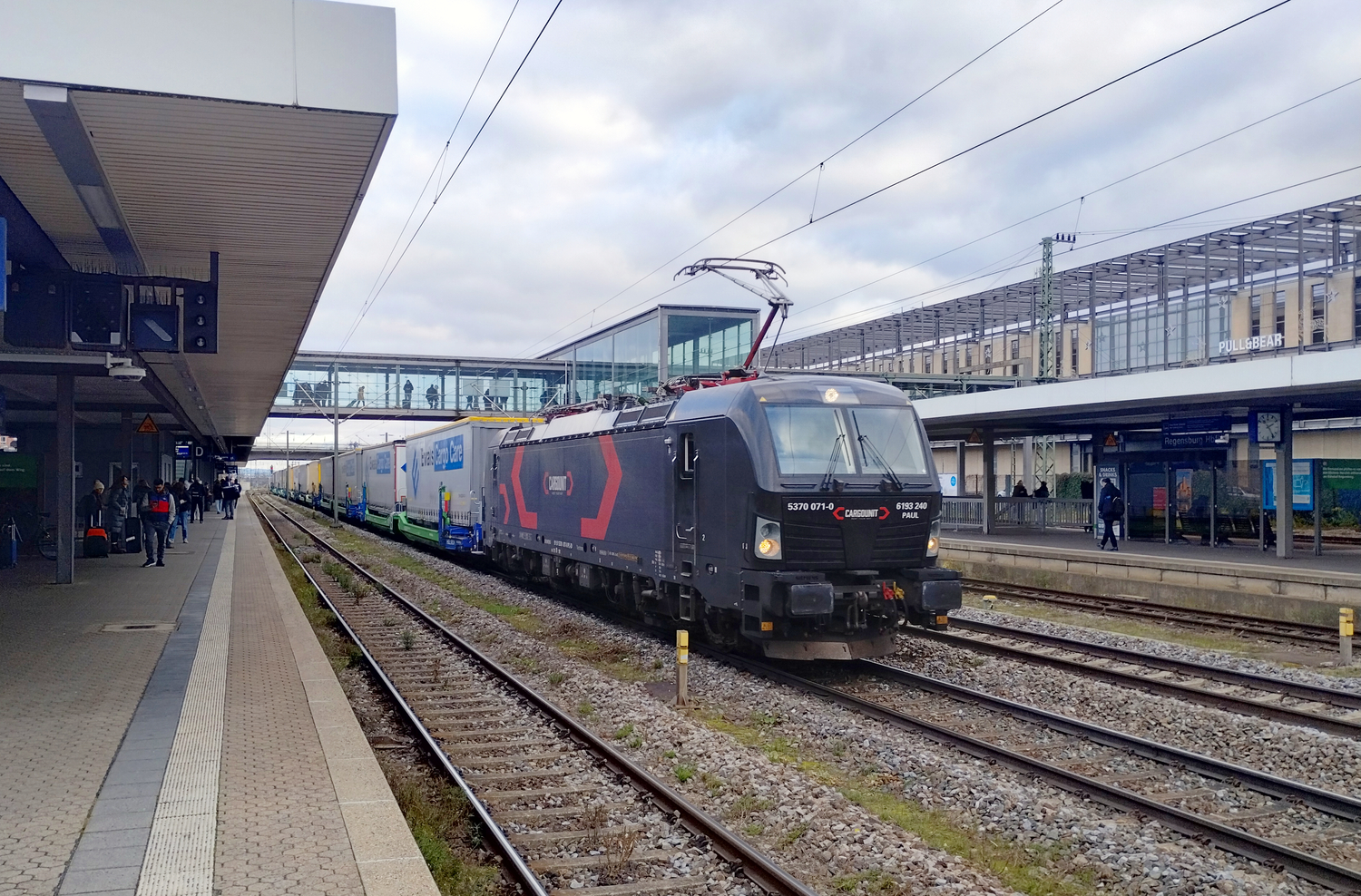 Cargounit 5370 071  Paul  // Regensburg Hbf // 29. November 2024
Neben Lokomotion 185 661 ist dies mein zweiter Namensvetter in Lokform. *Daumen hoch*