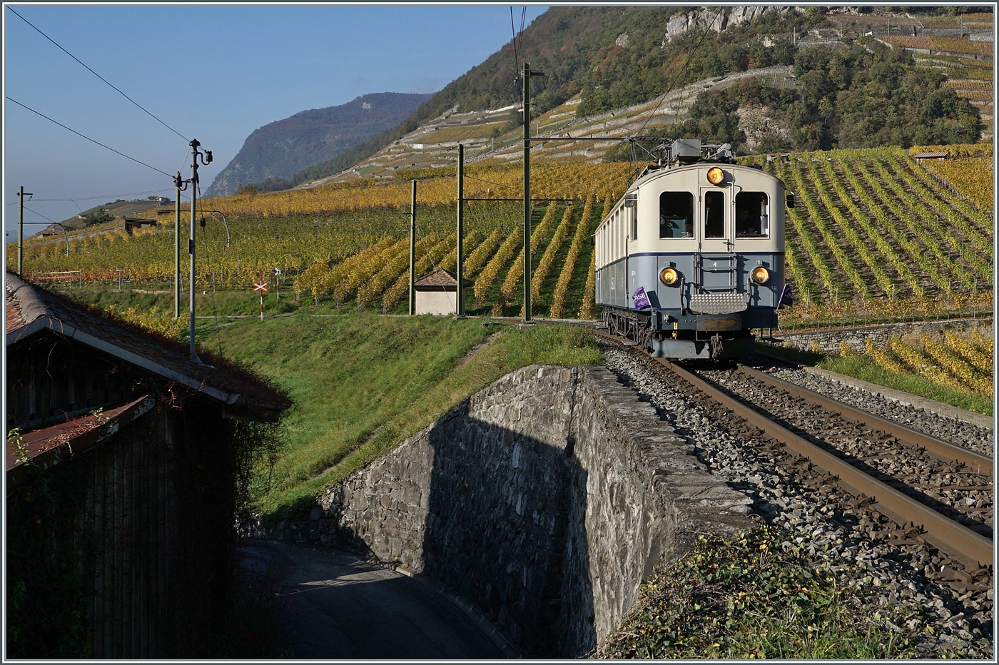 Da sich die  neue  Fotostelle bewährte, noch eine Bildversion des ASD BCFe 4/4 N° 1  TransOrmonan  bei seiner Jass-Fahrt.  Der Zug der  Association ASD 1914  befindet sich oberhalb von Aigle auf der Fahrt in Richtung Les Diablerets.

2. November 2024