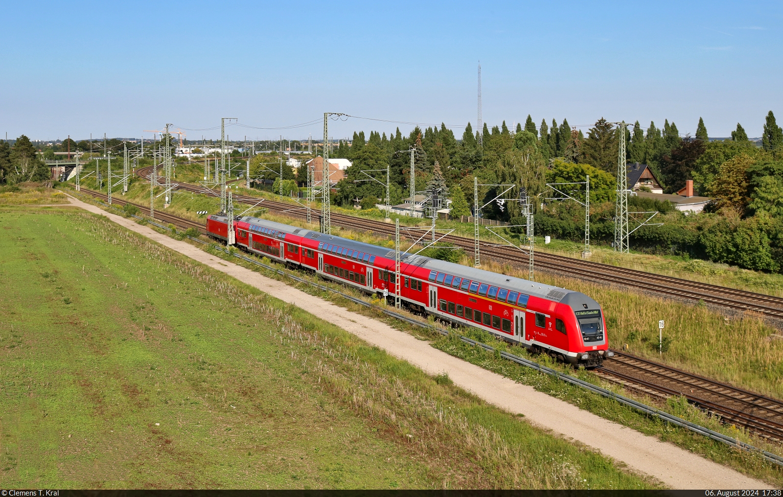 DABpbzfa <sup>767.2</sup> (50 80 86-81 136-3 D-DB) mit Schublok 146 012-0 auf der Zielgeraden beim Birkhahnweg am nordöstlichen Rand von Halle (Saale).

🧰 Elbe-Saale-Bahn (DB Regio Südost)
🚝 RE 16329 (RE 30) Magdeburg Hbf–Halle(Saale)Hbf
🕓 6.8.2024 | 17:38 Uhr