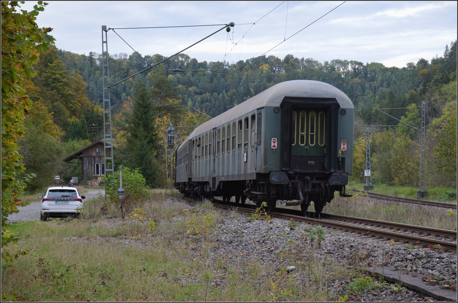 Dampftage Rottweil 2024.

52 7596 hat im Bahnhof Talhausen einen Kreuzungshalt. Am Zugschluss läuft der Mitteleinstiegswagen B4ymgb 40 745 der GfE. Oktober 2024.