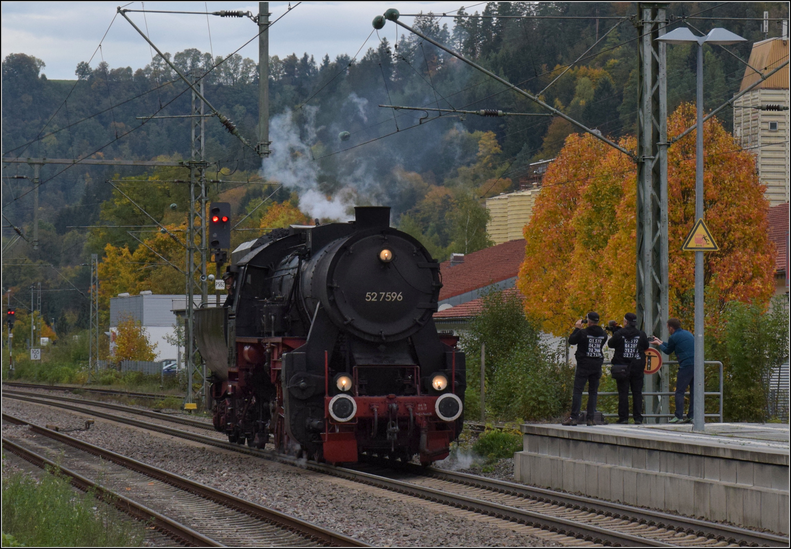 Dampftage Rottweil 2024.

52 7596 setzt in Oberndorf auf die andere Zugseite um. Dabei trifft sie eine standesgemäße Fangemeinde unter den Fotografen. Oktober 2024.