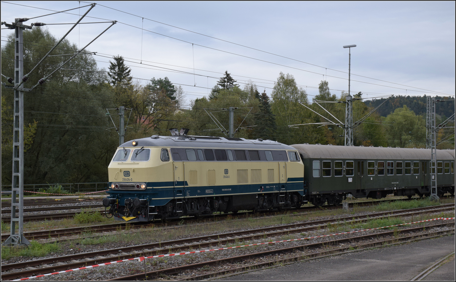 Dampftage Rottweil 2024.

Seit 1977 ist der Dieselbetrieb auf der Gäubahn historisch. 218 476 stellt die Illusion mit dem Wegmannzug der EFZ wieder her. Eine 218 mit 3-5 Silberlingen war einst Eilzugstandard. Rottweil, Oktober 2024.

Ganz historisch? Nein, der Ringzug dieselt seit 21 Jahren fleissig unter Fahrdraht.