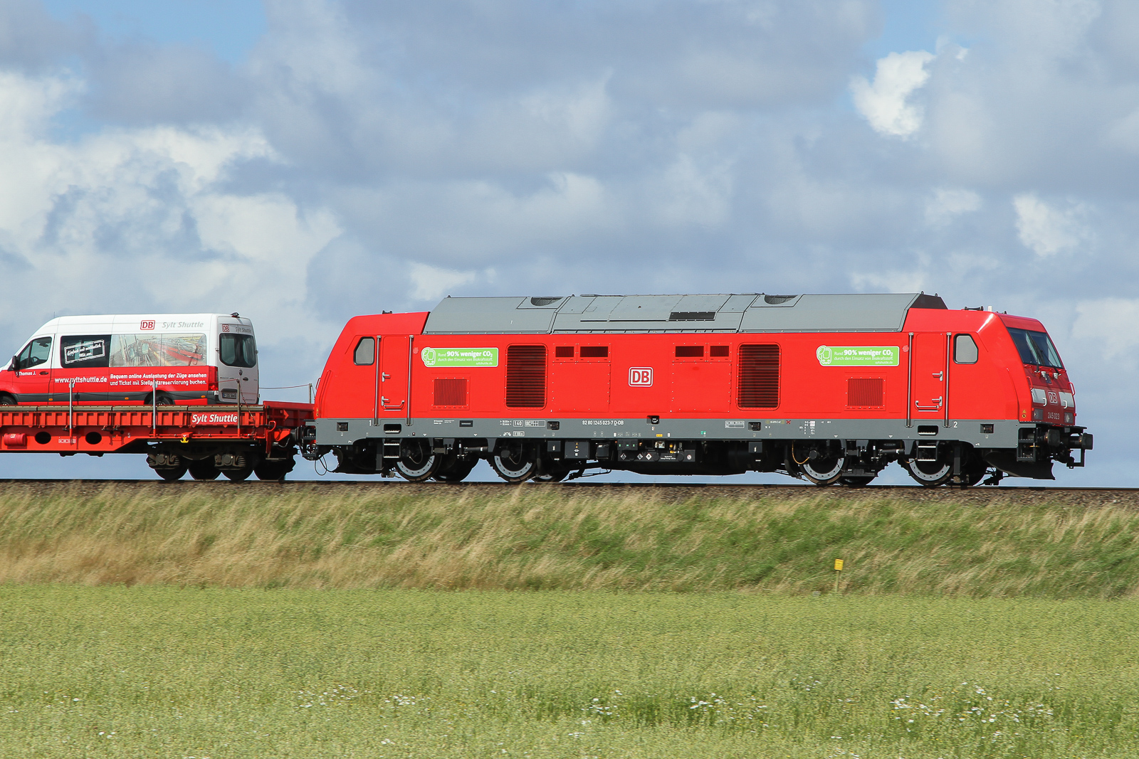 DB 245 023 fährt mit einem SyltShuttle-Autozug von Westerland nach Niebüll. Hinter der Lok steht oftmals ein kleiner Transporter der Firma als Werbung oder so. Mit 300mm Objektiv am 28.7.24 gelichtet.
