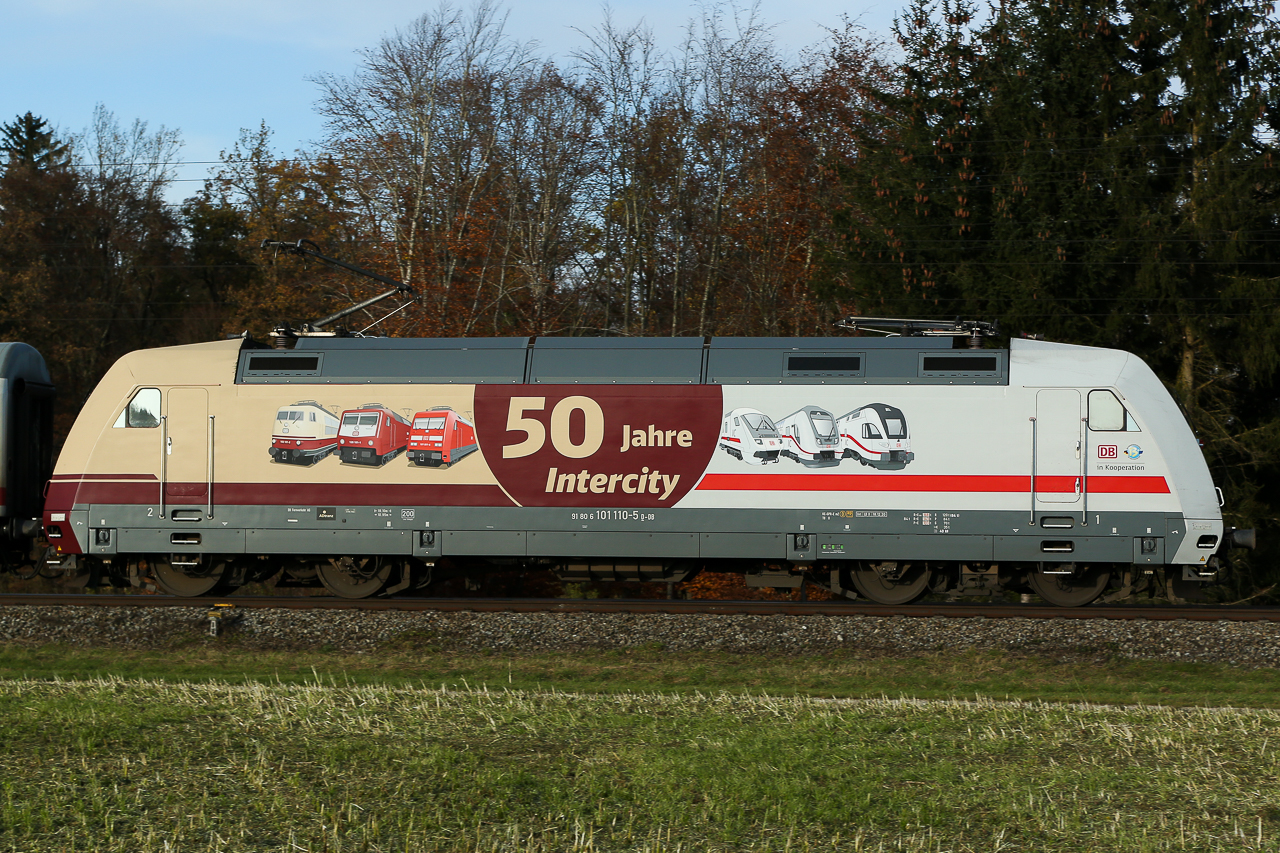 DB Fernverkehr 101 110-5  50 Jahre Intercity  mit IC 2083 Königsee am Abend des 17.11.24 bei Eglharting.