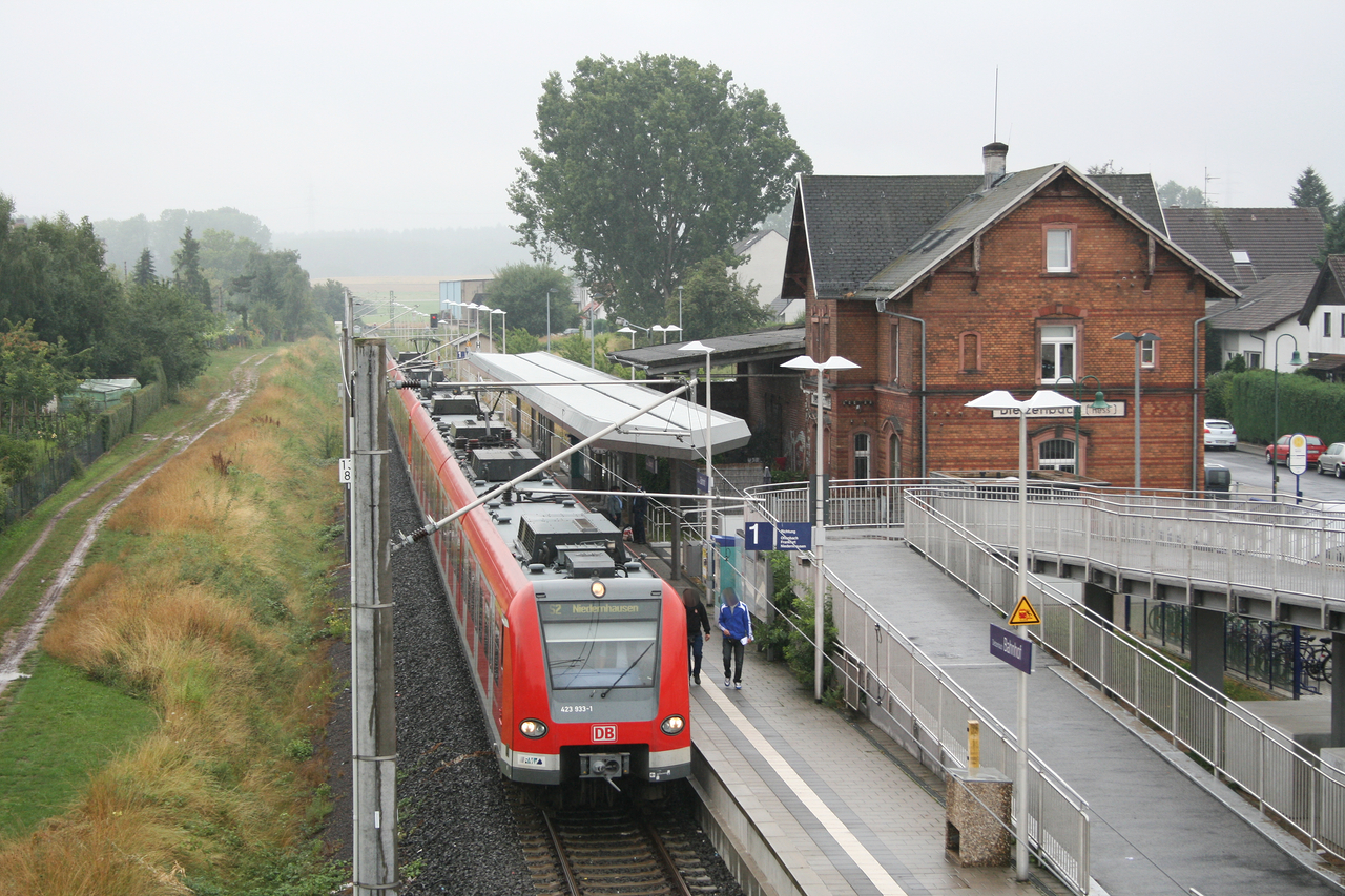 DB Regio 423 433 + 423 372 // Dietzenbach Bahnhof // 28. Juli 2010