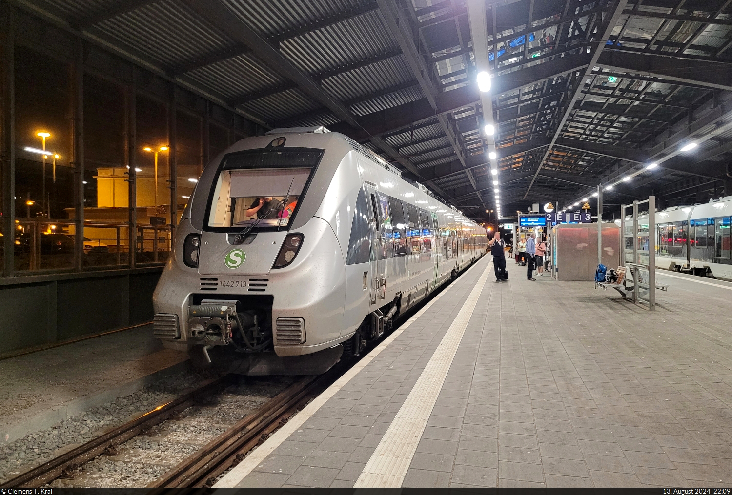 Defekt gestrandet:
Bei 1442 713 ist in Halle(Saale)Hbf auf Gleis 2 das GSM-R Zugfunkgerät ausgefallen. Damit darf der Bombardier Talent 2 seine Fahrt nach Halle-Nietleben nicht fortsetzen. Auch ein komplettes Ab- und Aufrüsten, das die Fahrgäste im dunklen Innenraum live miterleben durften, brachte dem Tf nichts. So half dann nur die Werkstatt.

🧰 S-Bahn Mitteldeutschland (DB Regio Südost)
🚝 S 37368 (S3) Wurzen–Halle(Saale)Hbf<s>–Halle-Nietleben</s>
🕓 13.8.2024 | 22:09 Uhr