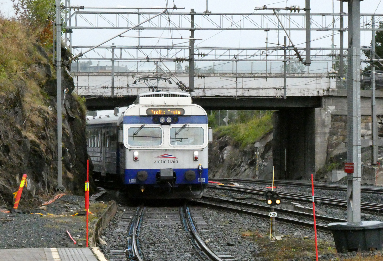 Der Arctic Train fährt bei Regenwetter vom Abstellfeld in den Bahnhof Narvik ein. Narvik, 16.8.2024