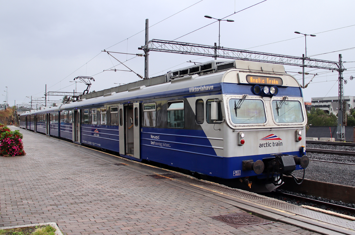 Der Arctic Train wartet in Narvik für die Fahrt nach Bjoernfjell auf die Fahrgäste. Narvik, 16.8.2024