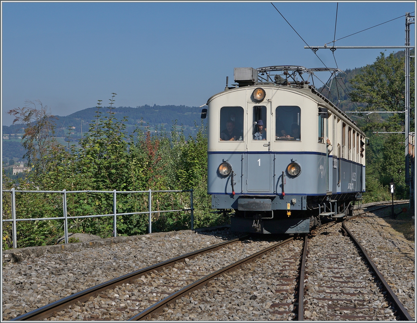 Der Ausflug der  Association ASD 1914  mit ihrem ASD BCFe 4/4 N° 1  TransOrmonan  zu einer Jass-Fahrt weckte Erinnerungen an den ASD BCFe 4/4 N° 1  TransOrmonan  als Gast bei der Blonay-Chamby Bahn; weshalb ich die heutige Bilderserie zum Abschluss mit einem Bild von damals beende: Der ASD BCFe 4/4 N° 1  TransOrmonan  erreicht Chamby im Rahmen des  Le Chablais en fête  welches bei der BC anlässlich der Eröffnung des ersten Teilstückes der Bex - Villars Bahn vor 125 Jahren, sowie die vor 80 Jahren erfolgte Fusion einiger Strecken im Chablais gefeiert wurde. 

10. September 2023