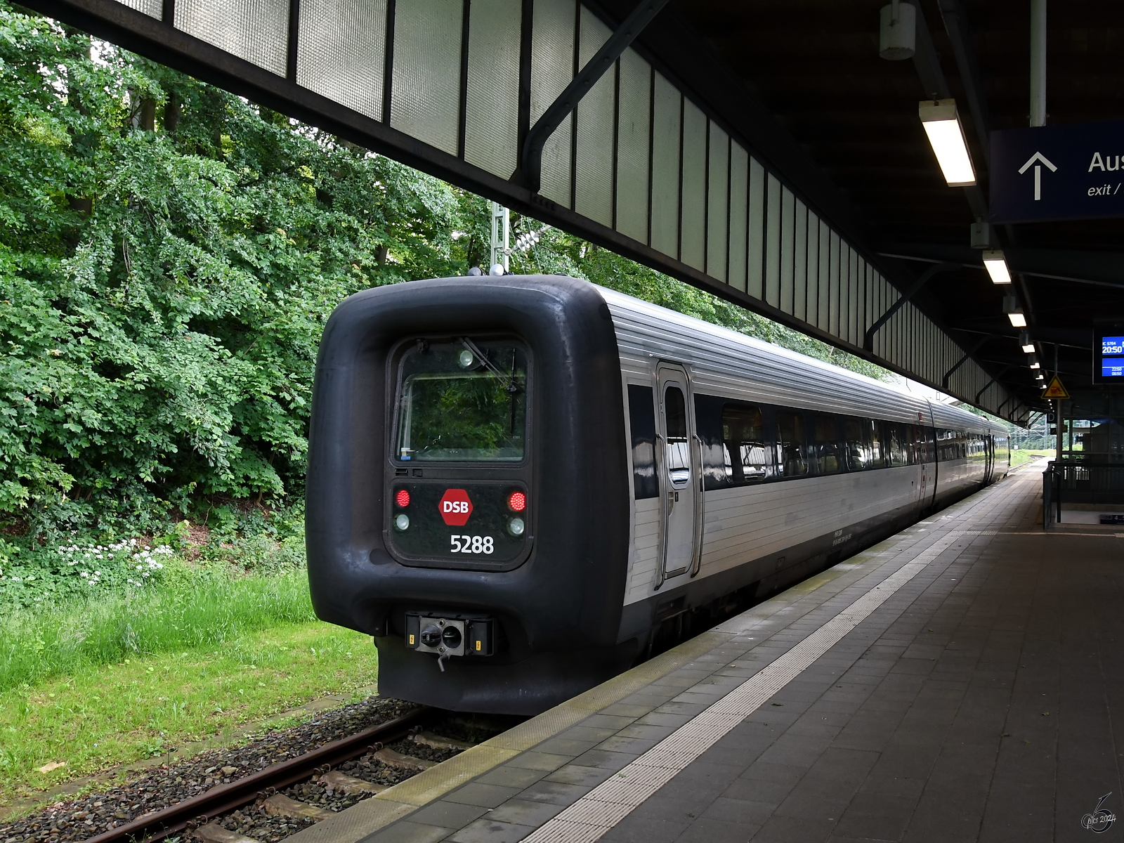 Der dänische Dieseltriebzug 5288 wartet am Bahnhof in Flensburg auf die Abfahrt ins dänische Fredericia, so gesehen im Juni 2024.