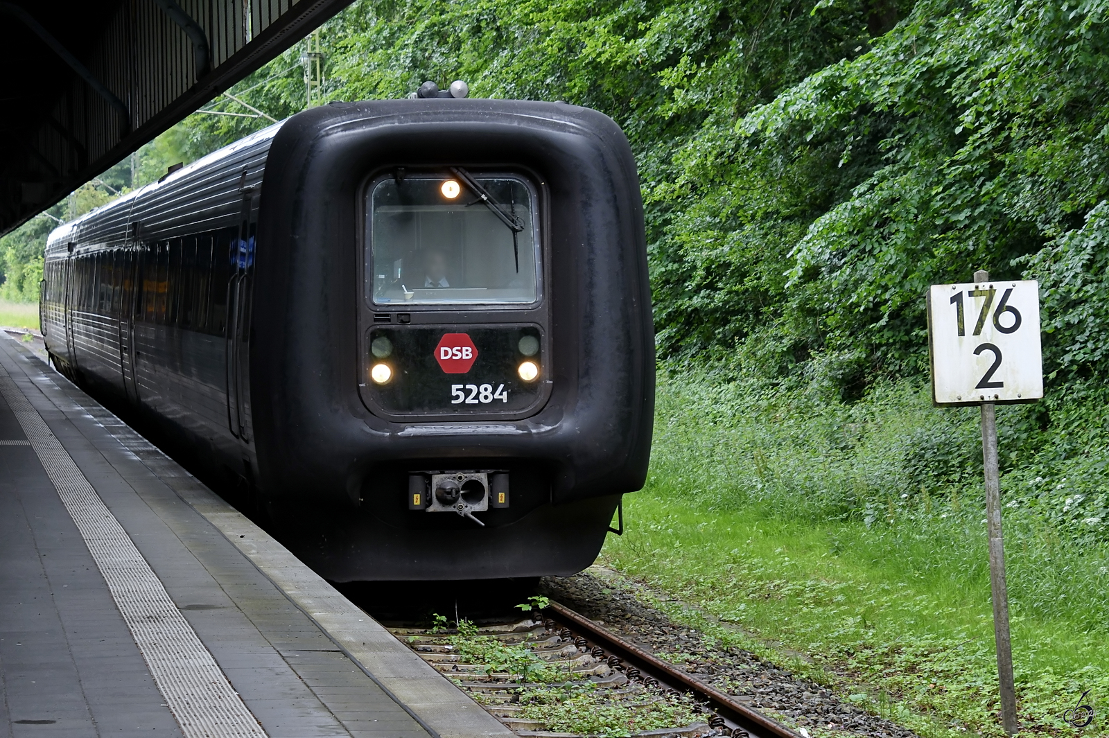 Der Dieseltriebzug 5284 verkehrte am Vormittag als Intercity vom dänischen Fredericia nach Flensburg und ist hier im Juni 2024 bei der Ankunft am Flensburger Bahnhof zu sehen.