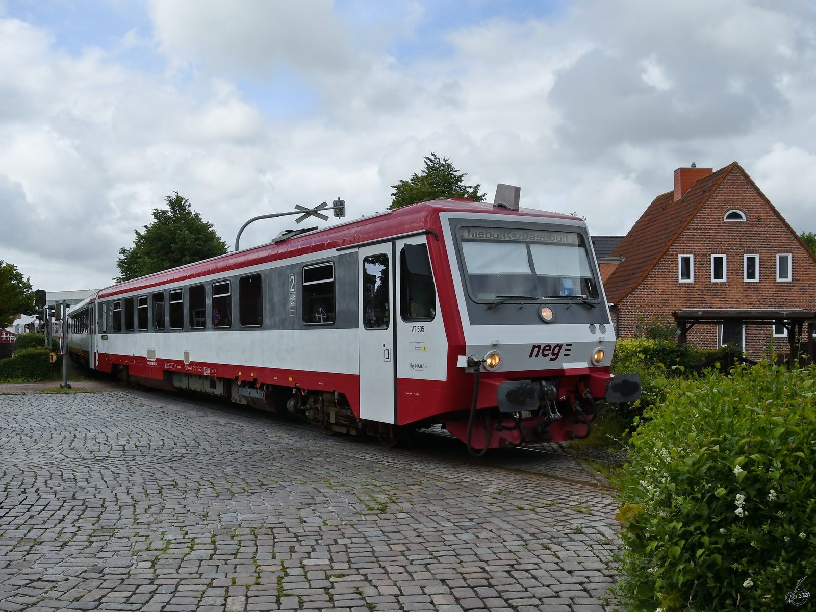 Der Dieseltriebzug VT 505 (629 505-8) rangiert hier im Juni 2024 gerade zwei IC-Reisezugwagen vom NEG-Bahnsteig zum Bahnhof in Niebüll.