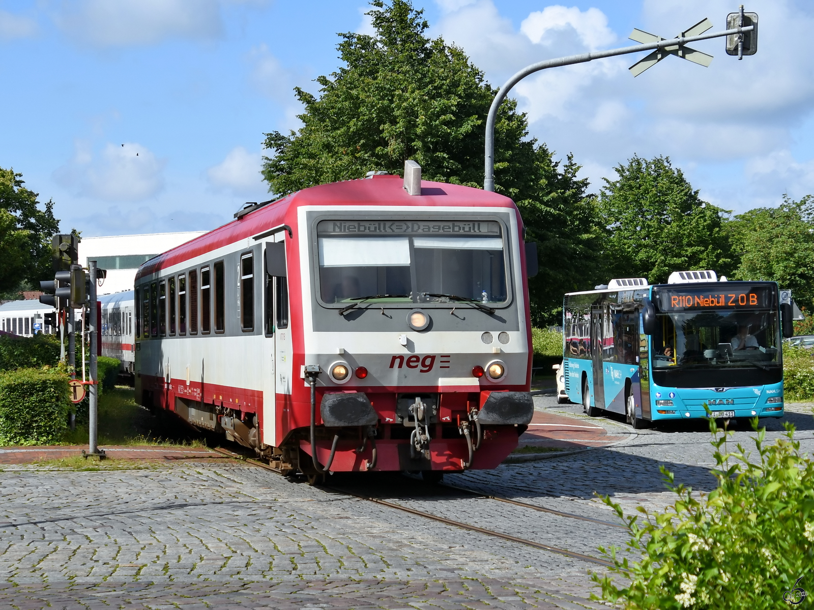 Der Dieseltriebzug VT 71 B (629 071-1) rangiert hier im Juni 2024 gerade zwei IC-Reisezugwagen vom NEG-Bahnsteig zum Bahnhof in Niebüll.