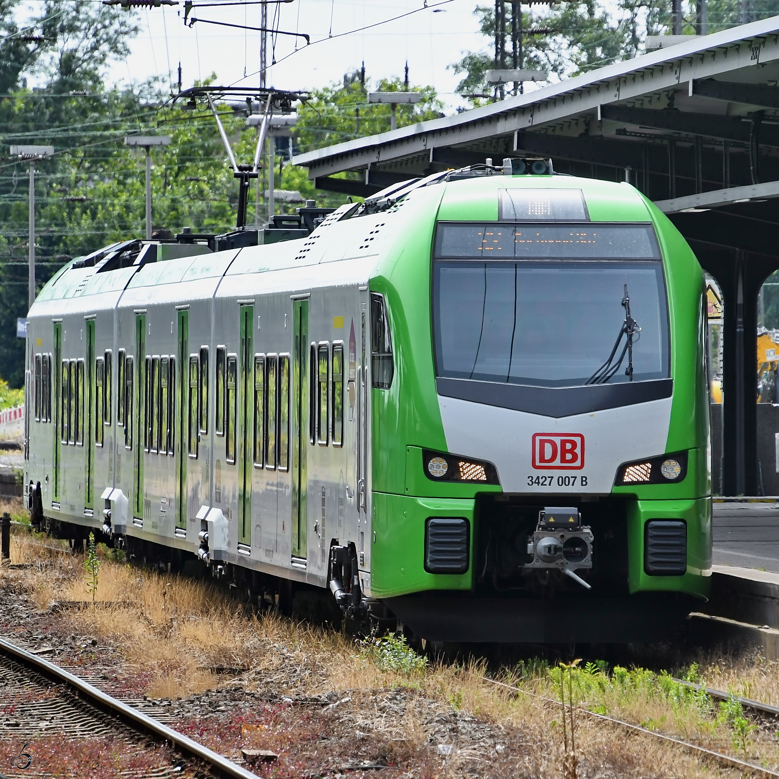 Der Elektrotriebzug 3427 007 B kommt hier Ende Juni 2024 gerade am Hauptbahnhof in Wanne-Eickel an .