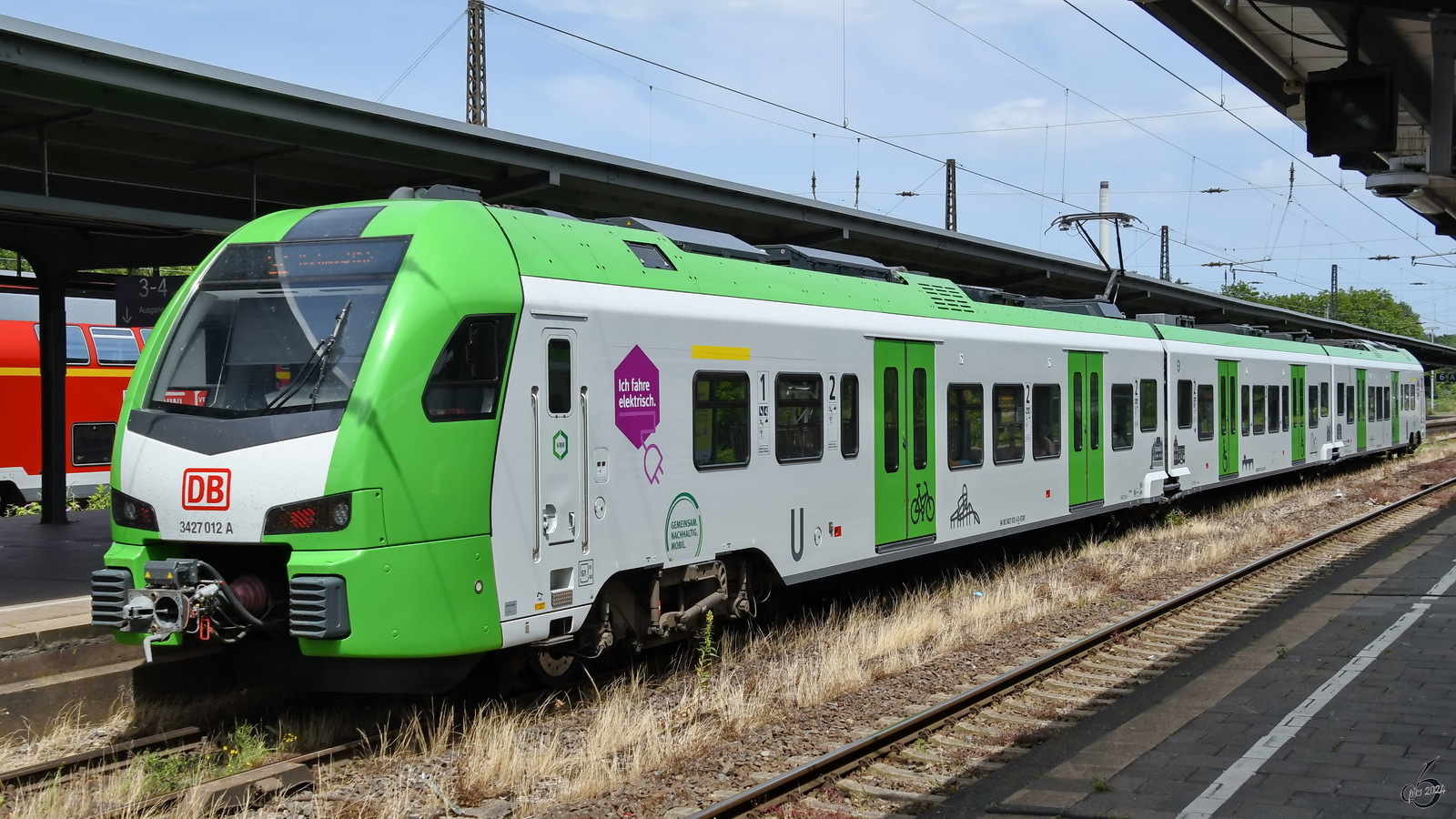 Der Elektrotriebzug 3427 012 A wartete Ende Juni 2024 am Hauptbahnhof in Wanne-Eickel auf die Weiterfahrt.