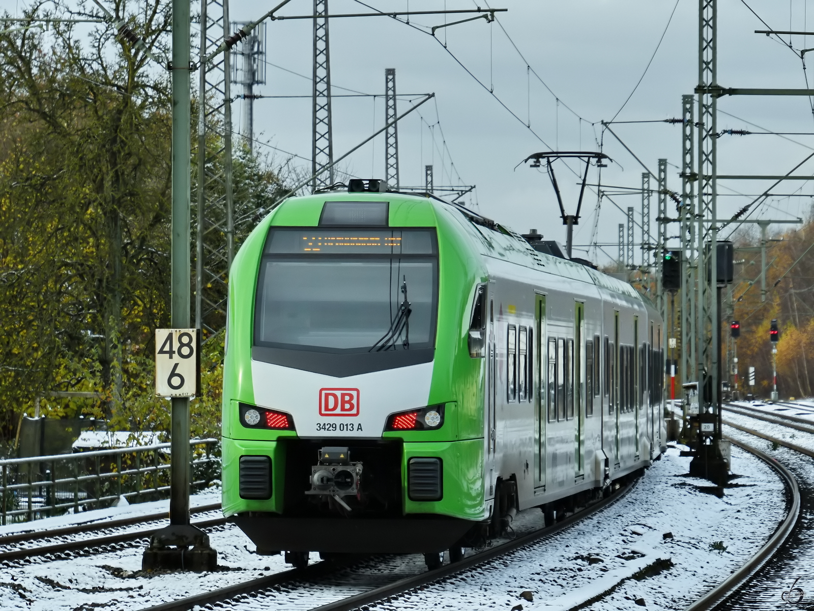 Der Elektrotriebzug 3429 013 A ist hier Ende November 2024 bei der Abfahrt vom Schwelmer Bahnhof zu sehen.