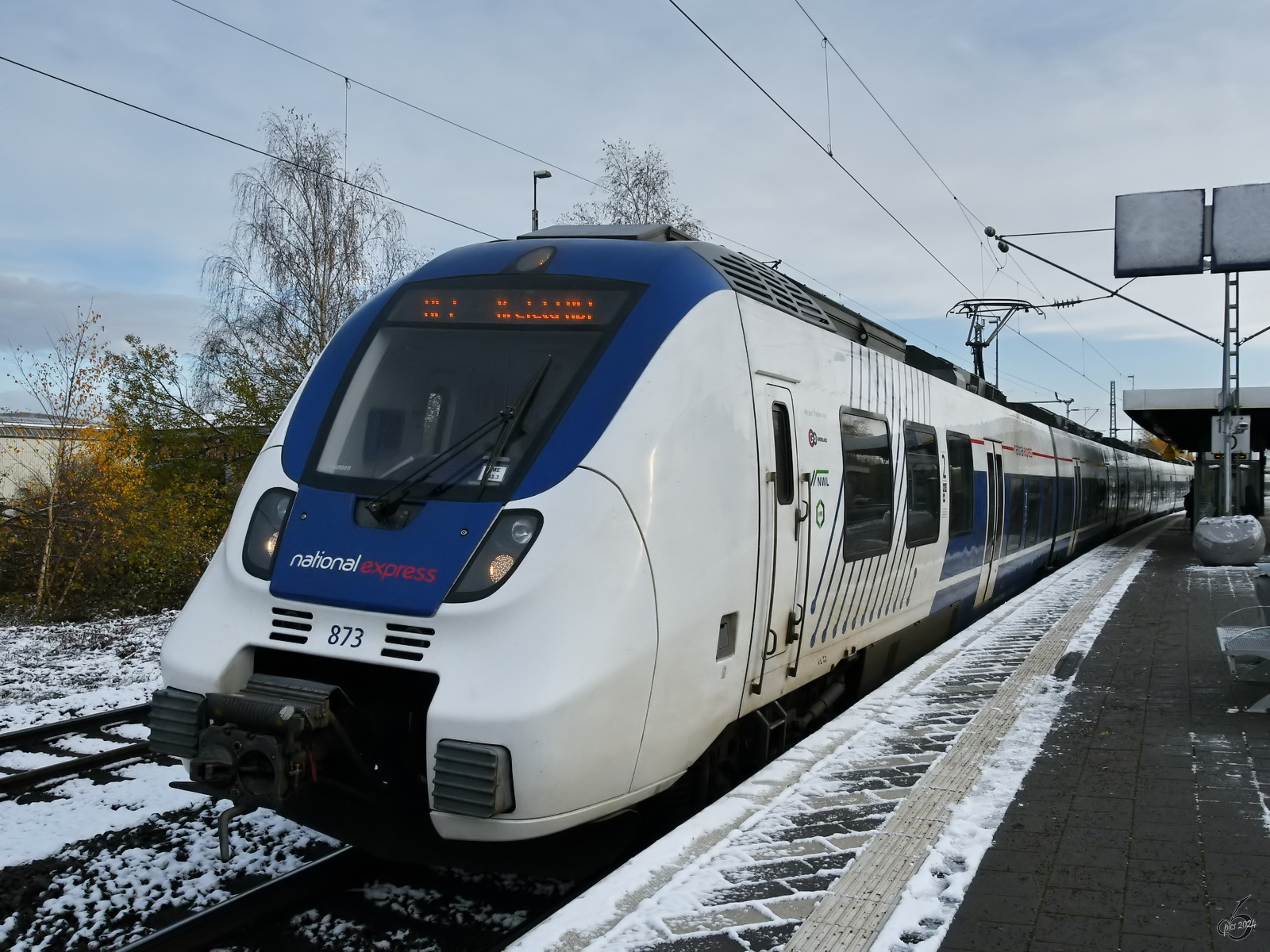 Der Elektrotriebzug 873 ist als RE7 auf dem Weg nach Neuss und hier Ende November 2024 bei der Ankunft am Bahnhof in Schwelm zu sehen.