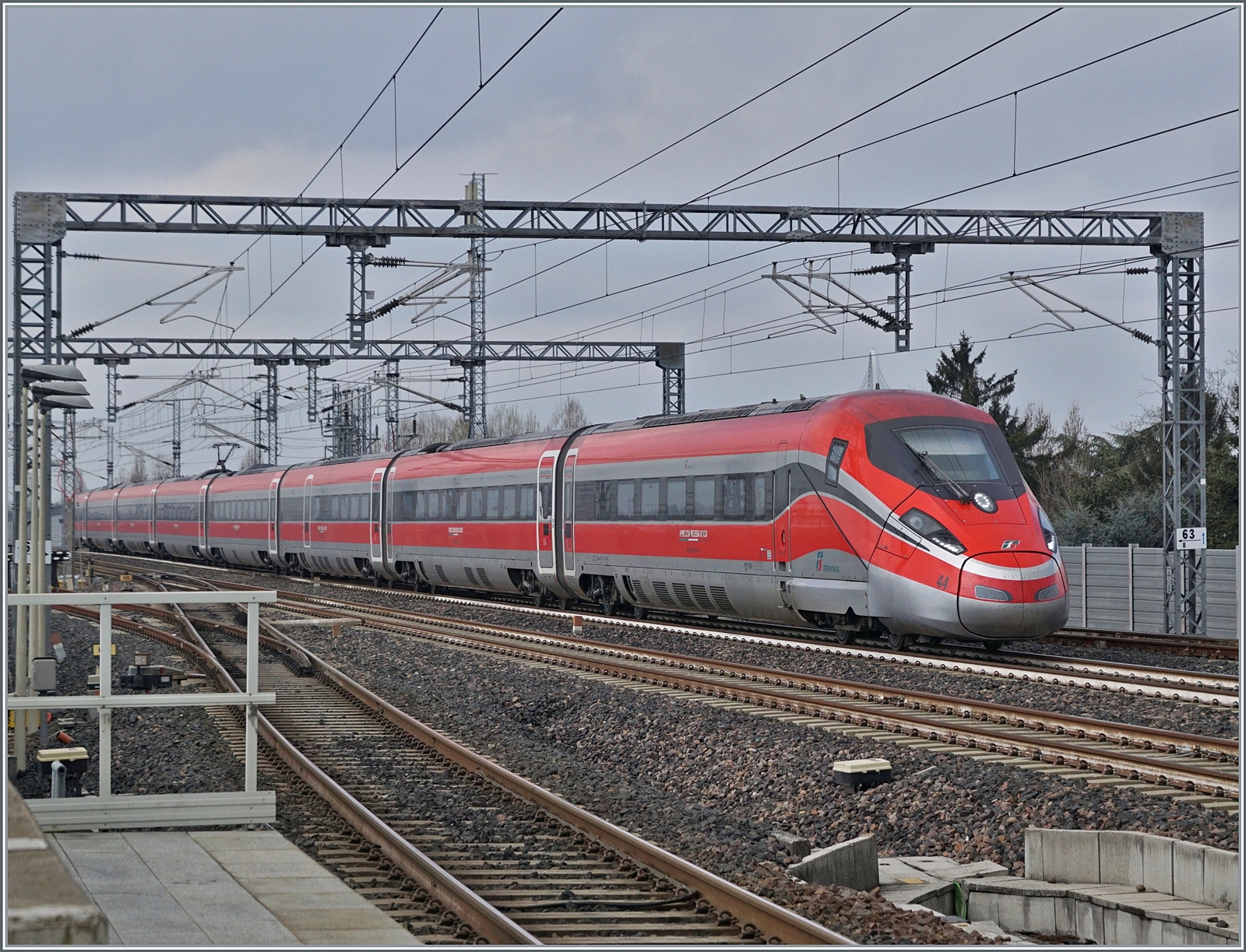 Der FS Trenitalia ETR 400 044 ist als  Frecciarossa 1000  FR 9623 von Milano Centrale nach Roma Termini unterwegs und fährt mit einer beachtlichen Geschwindigkeit durch den Bahnhof von Reggio Emilia AV.
Somit ist mein 10000. Bild wohl auch mein  schnellstes  Bild bei bb.de 

14. März 2023
