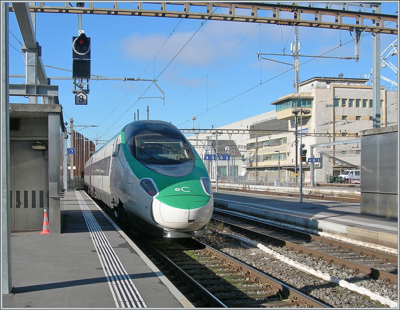 Der FS Trentalia ETR 610 004 (UIC 93 85 5 610 404-1 CH-TI) in der neune Trenitalia eC Farbgebung verlässt als EC 40 Lausanne in Richtung Genève. Die erste Begegnung mit dem  neuen  ETR 610 war interessant und es wird sicher noch weitere Bilder bei bessern Verhältnissen geben, sie war aber auch Ansporn, die  alte  Farbgebung noch so oft wie möglich festzuhalten. 


16. Dezember 2024