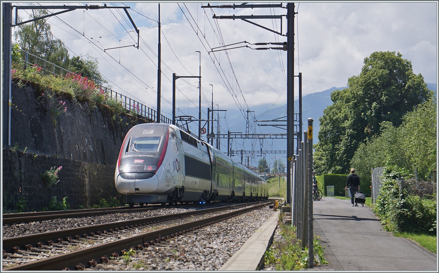 Der inoui TGV Rame 4715 bei Villeneuve mit eine blauen Zwergsignal, wie sie bei ETCS Betrieb Verwendung finden. Da ich von diese TGV auf einem Spaziergang überrascht wurde, stand ich nicht gerade geschickt...   

4. Juni 2024