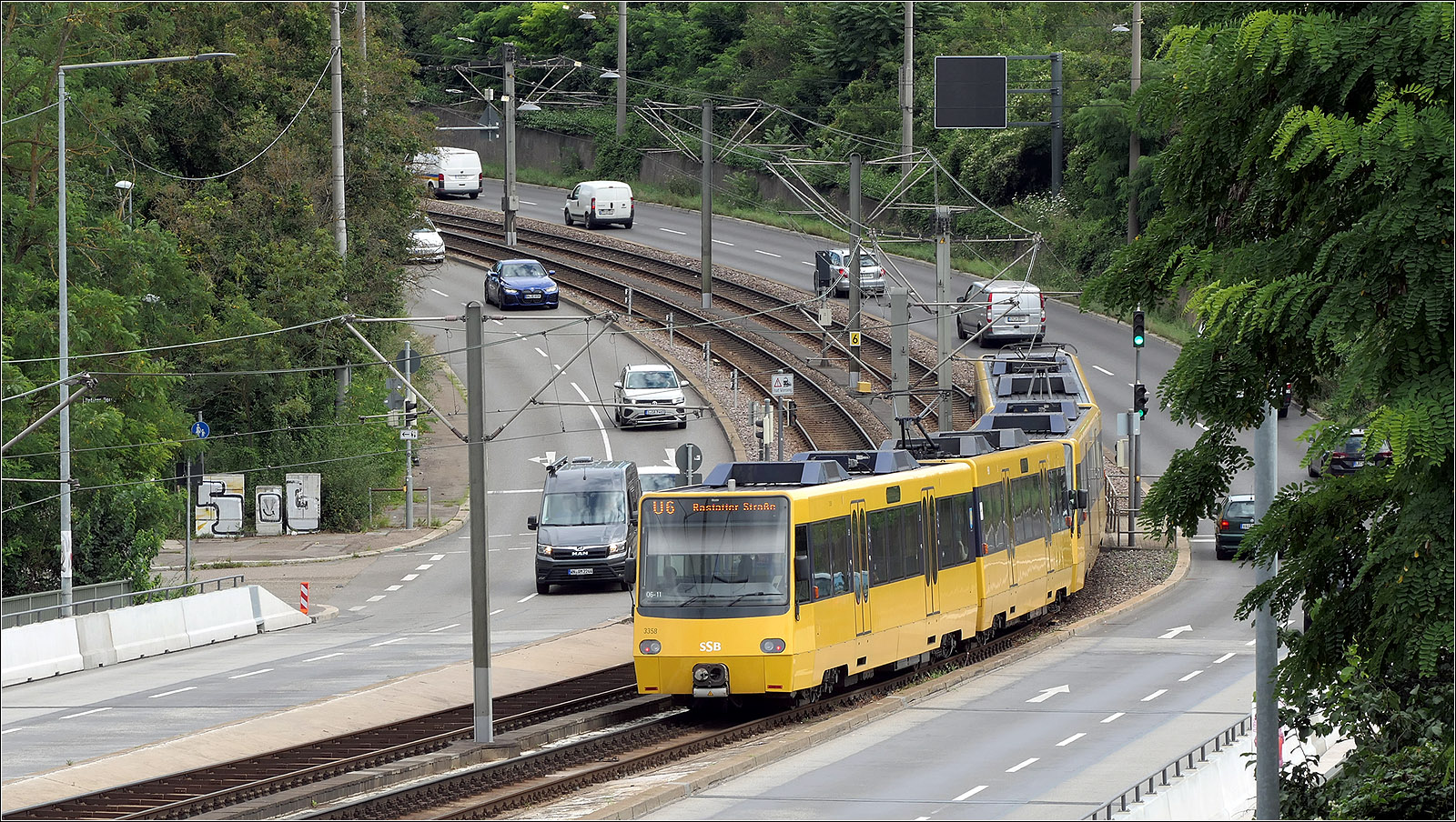 Der längste Streckenabschnitt ohne Störungen durch den Autoverkehr - 

... der Stadtbahn Stuttgart liegt entlang der U6 von der Tunnelrampe am Charlottenplatz bis zum Ortsanfang von Weilimdorf. Nur Fußgänger können außerhalb der Tunnelabschnitte die Gleise ebenerdig queren. 13 Haltestellen liegen innerhalb dieses Abschnittes, davon 8 unterirdisch bzw. in offener Tieflage. Hier sieht man ein Zug der U6 zur Rastatter Straße etwa in der Mitte des 'Autokonflikt-freien' Abschnittes bei der Löwentorbrücke. Nächste Station der Bahn ist der Pragsattel.

23.07.2024 (M)