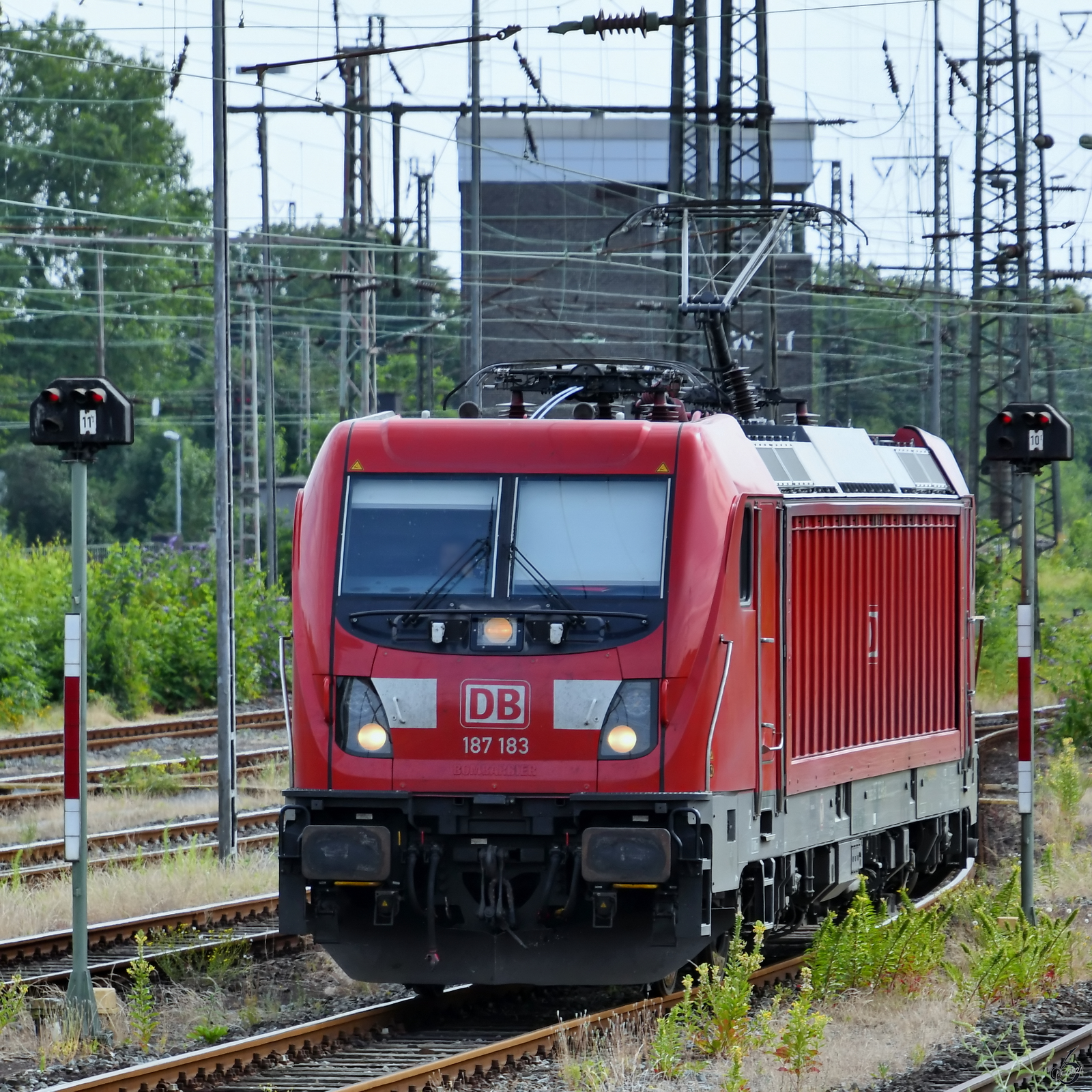 Der Lokführer von 187 183 bewegt seine Lokomotive in die Abstellung am Hauptbahnhof Wanne-Eickel, so gesehen Ende Juni 2024.