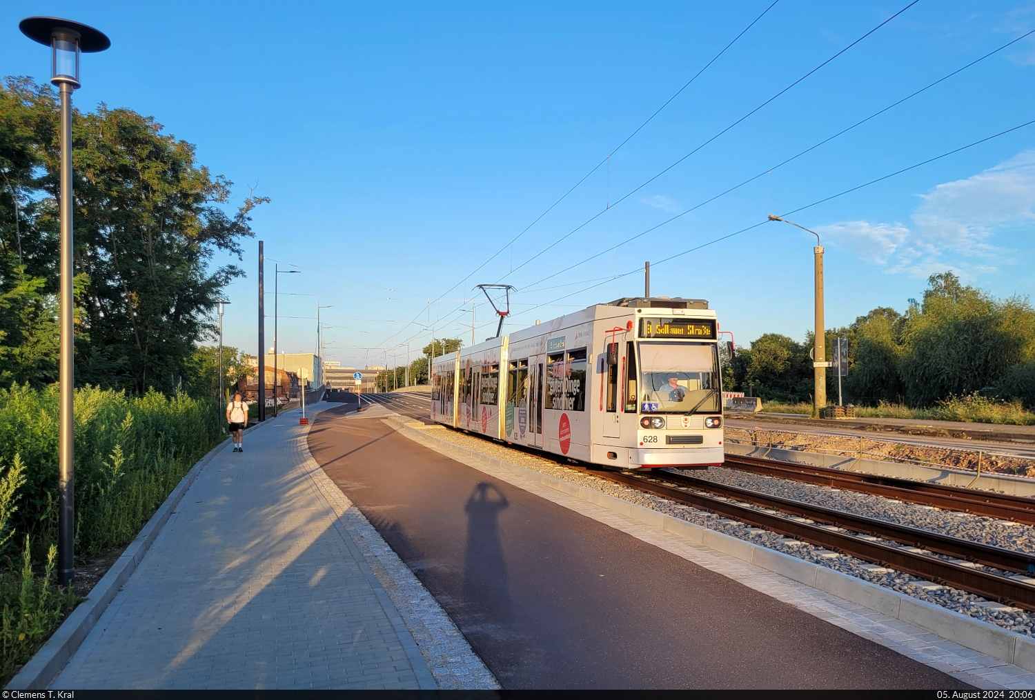 Der mit Eigenlob versehene Wagen 628 (Duewag/Siemens MGT6D) hat in der westlichen Mansfelder Straße in Halle (Saale) soeben die nagelneue Elisabethbrücke befahren und nähert sich dem Rennbahnkreuz.

🧰 Hallesche Verkehrs-AG (HAVAG)
🚋 Linie 9 Hauptbahnhof–Soltauer Straße
🕓 5.8.2024 | 20:06 Uhr