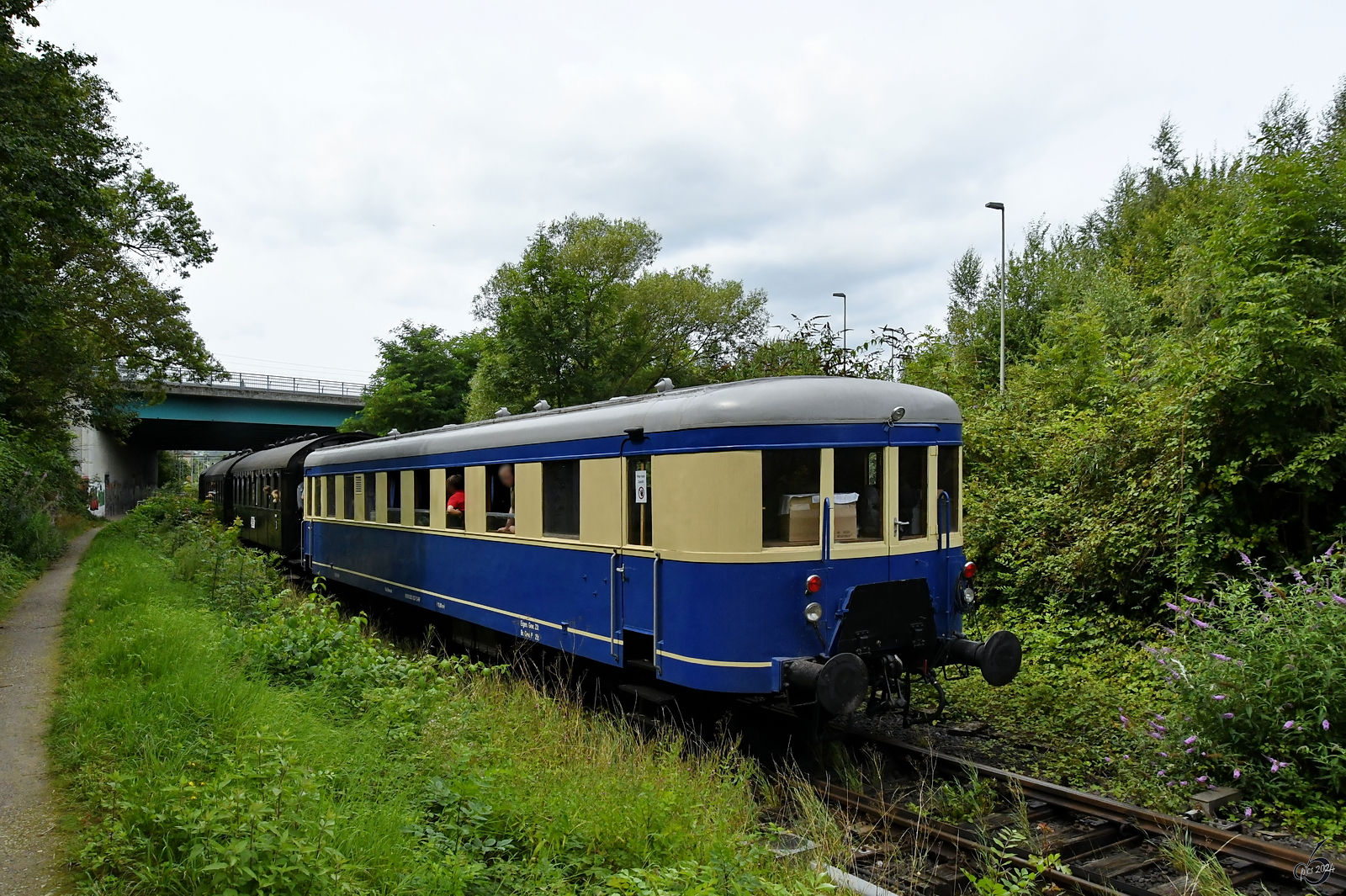 Der Partywagen B405 von Railflex entstand aus einem 1934 bei der Deutschen Reichsbahn Gesellschaft als VB 145 0 93 in Dienst gestellten Steuerwagen. (Hattingen, August 2024)