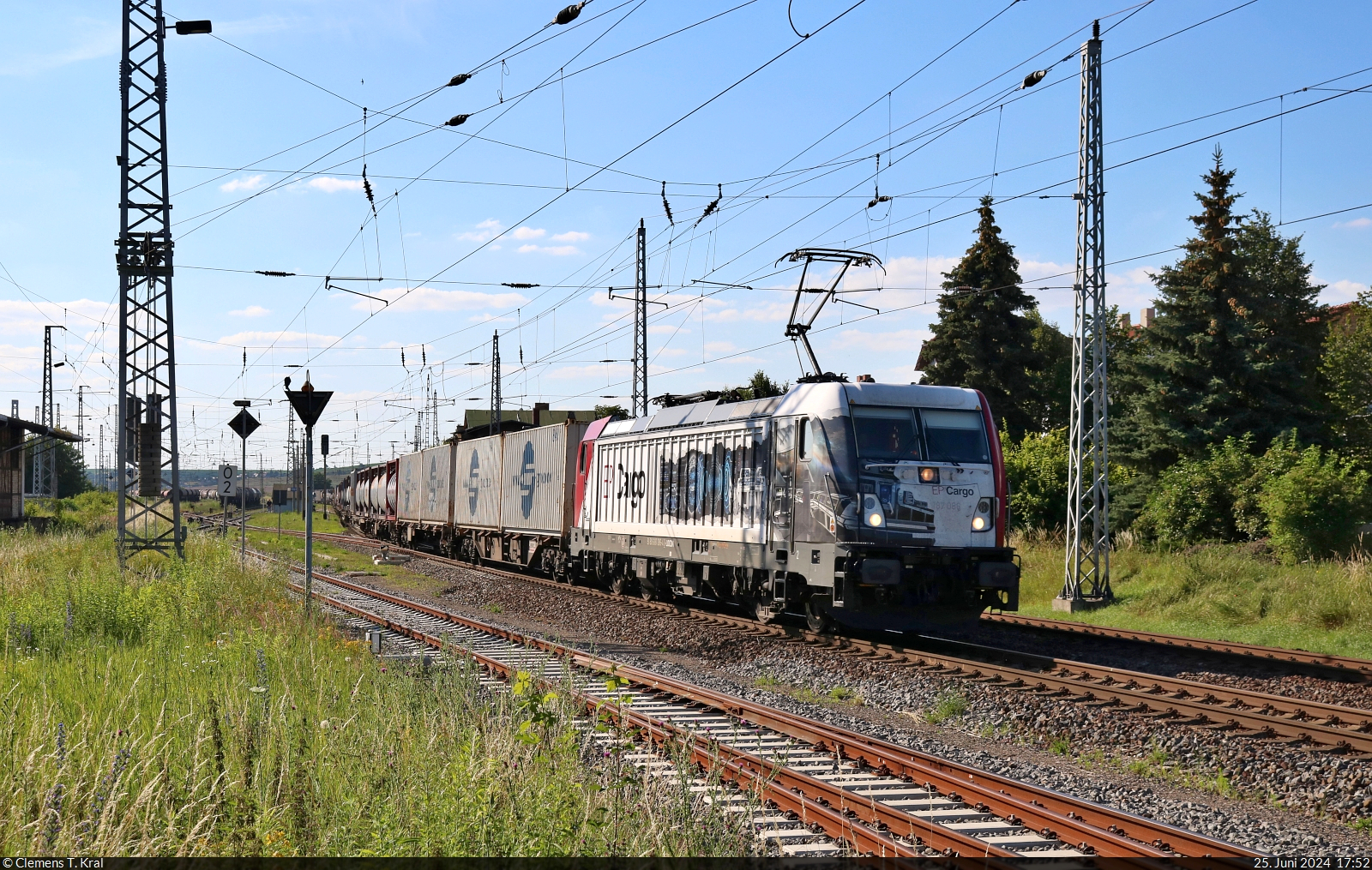 Der regelmäßige  Bertschi -Containerzug nach Ruhland über Halle (Saale) hatte bei diesem Foto im Bahnhof Röblingen am See ordentlich Verspätung. Normalerweise verkehrt er in den Morgenstunden. Als Zuglok eingeteilt war die gefällig wirkende 187 086-4.

🧰 LOCON Logistik & Consulting AG (EP Cargo Deutschland GmbH)
🕓 25.6.2024 | 17:52 Uhr