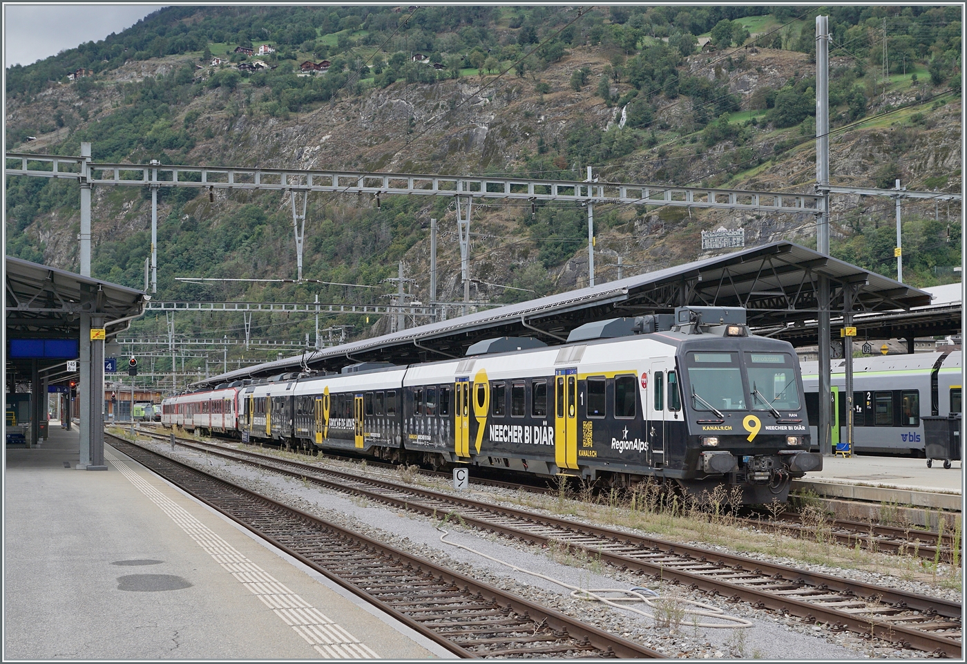 Der RegionAlps RBDe 560 414 ist mit einem weiteren RegionAlpes Domino in Brig eingetroffen und wird als IR 3017 nach Domodossola weiter fahren. 
Der RBDe 560 014 wirbt auf Walliser-Deutsch und Französisch für den regionalen Radiosender  Kanal 9 . 

12. September 2024