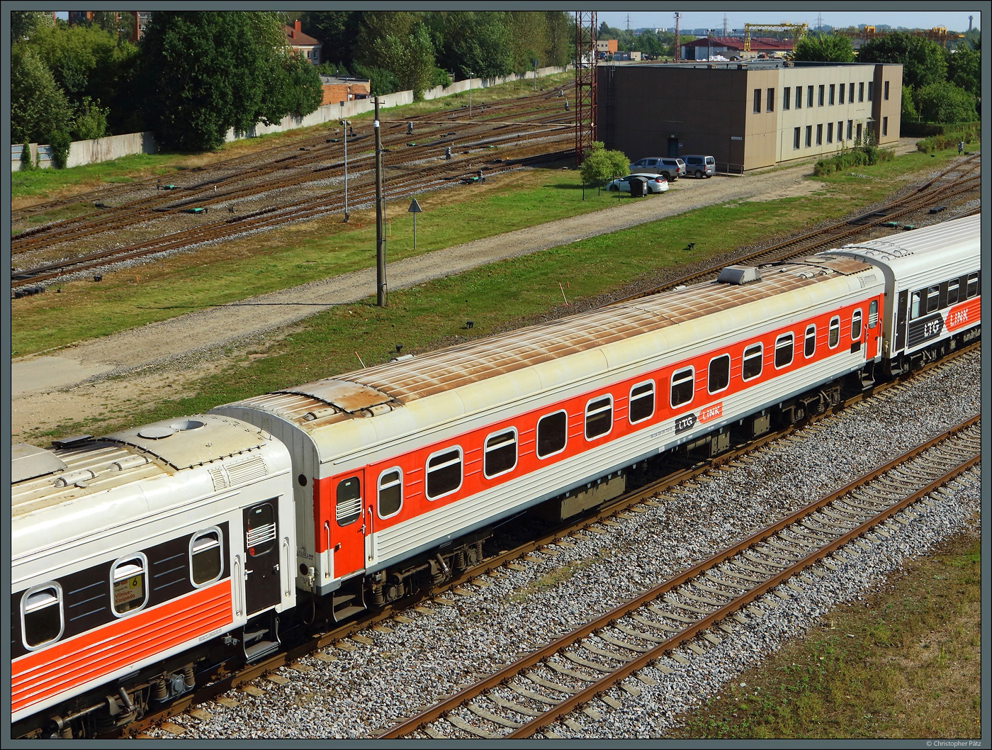 Der Reisezugwagen 58 24 38-39 733-0 der LTG Link trägt im Gegensatz zu den benachbarten Wagen noch die alte Lackierung. Eingereiht ist der Wagen im Zug Vilnius - Klaipėda. (Bf Klaipėda, 25.08.2024)